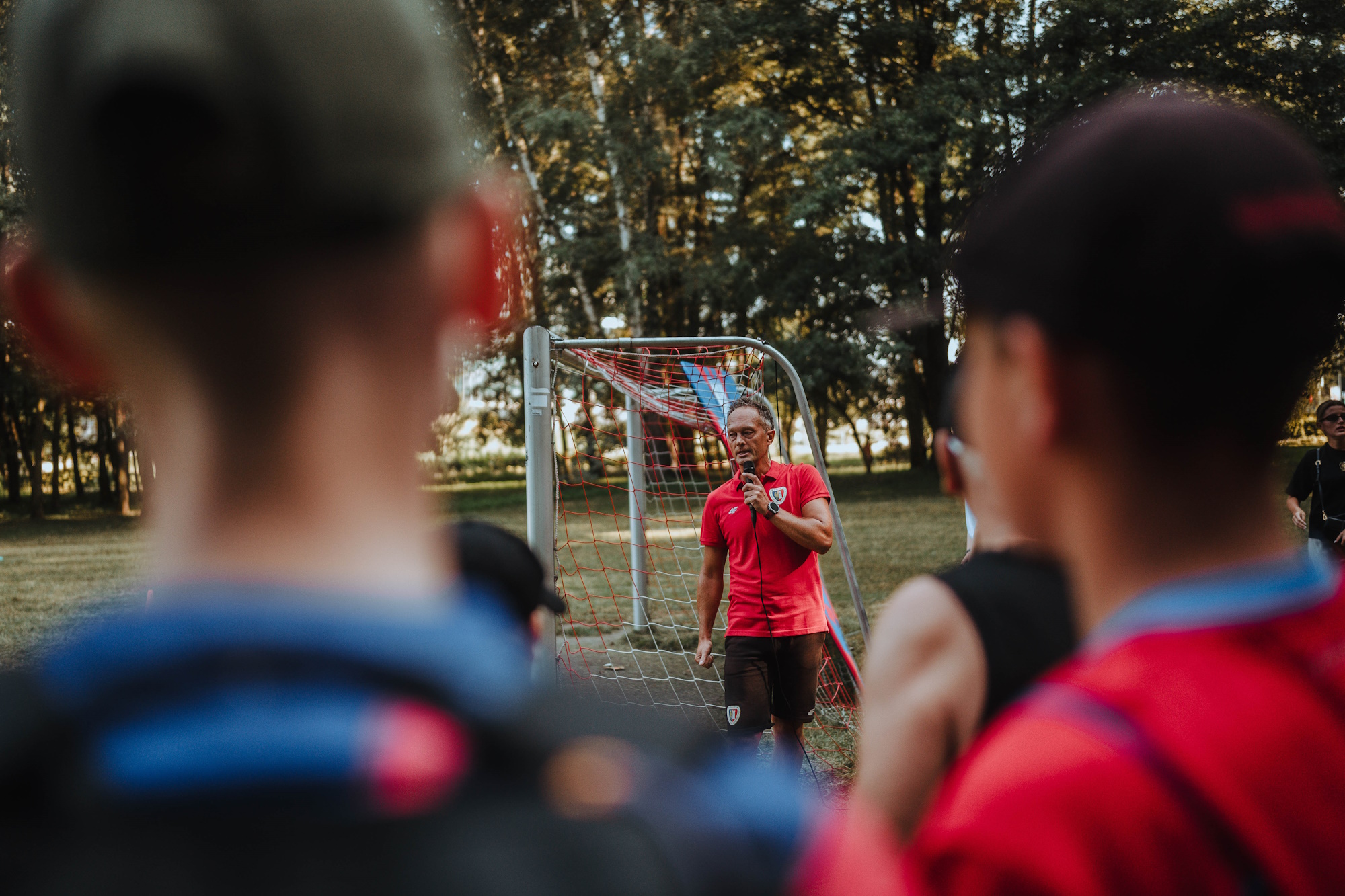 Fot. Piast Gliwice ludzie stojący tyłem