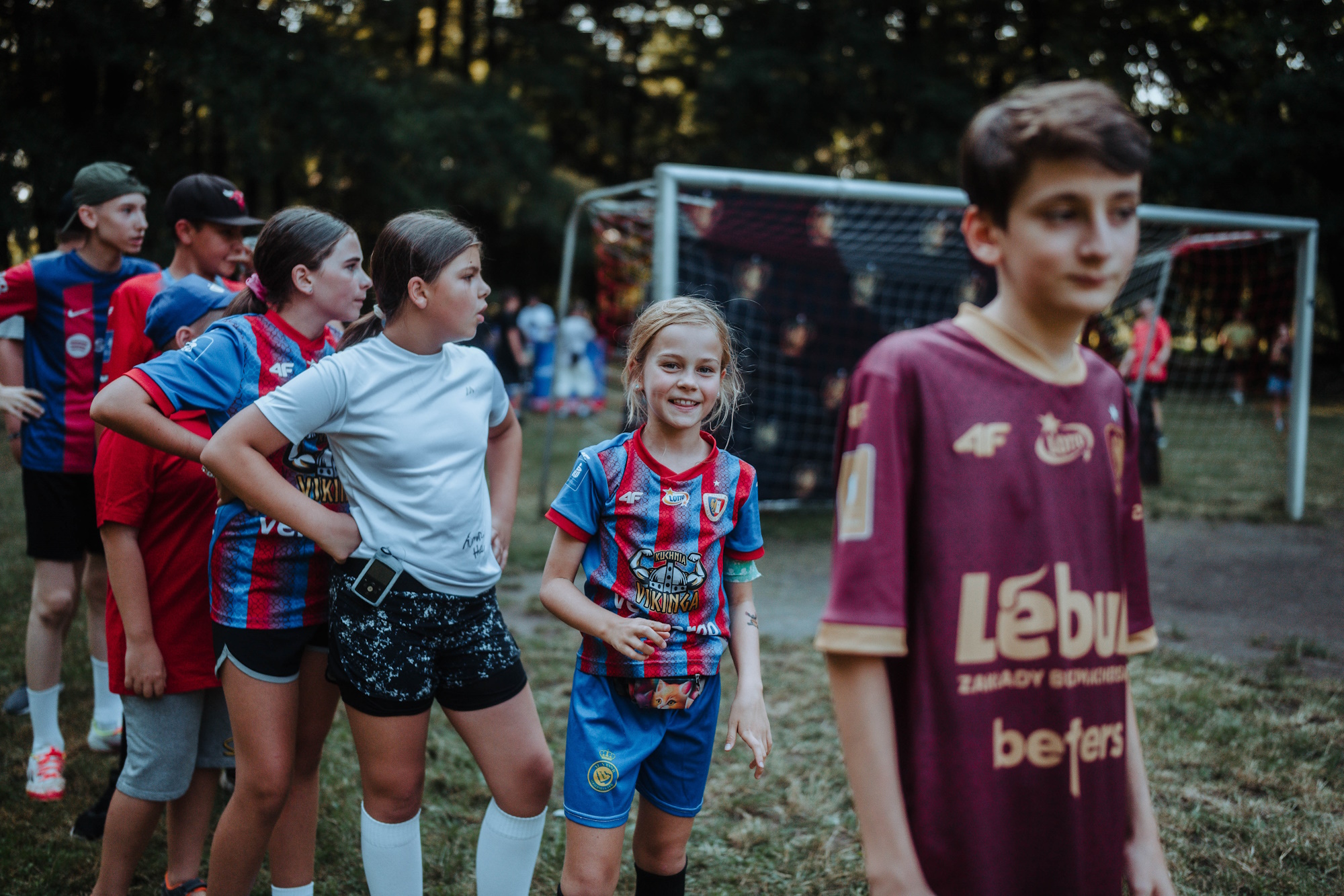 Fot. Piast Gliwice dzieci stoją gęsiego przy bramce