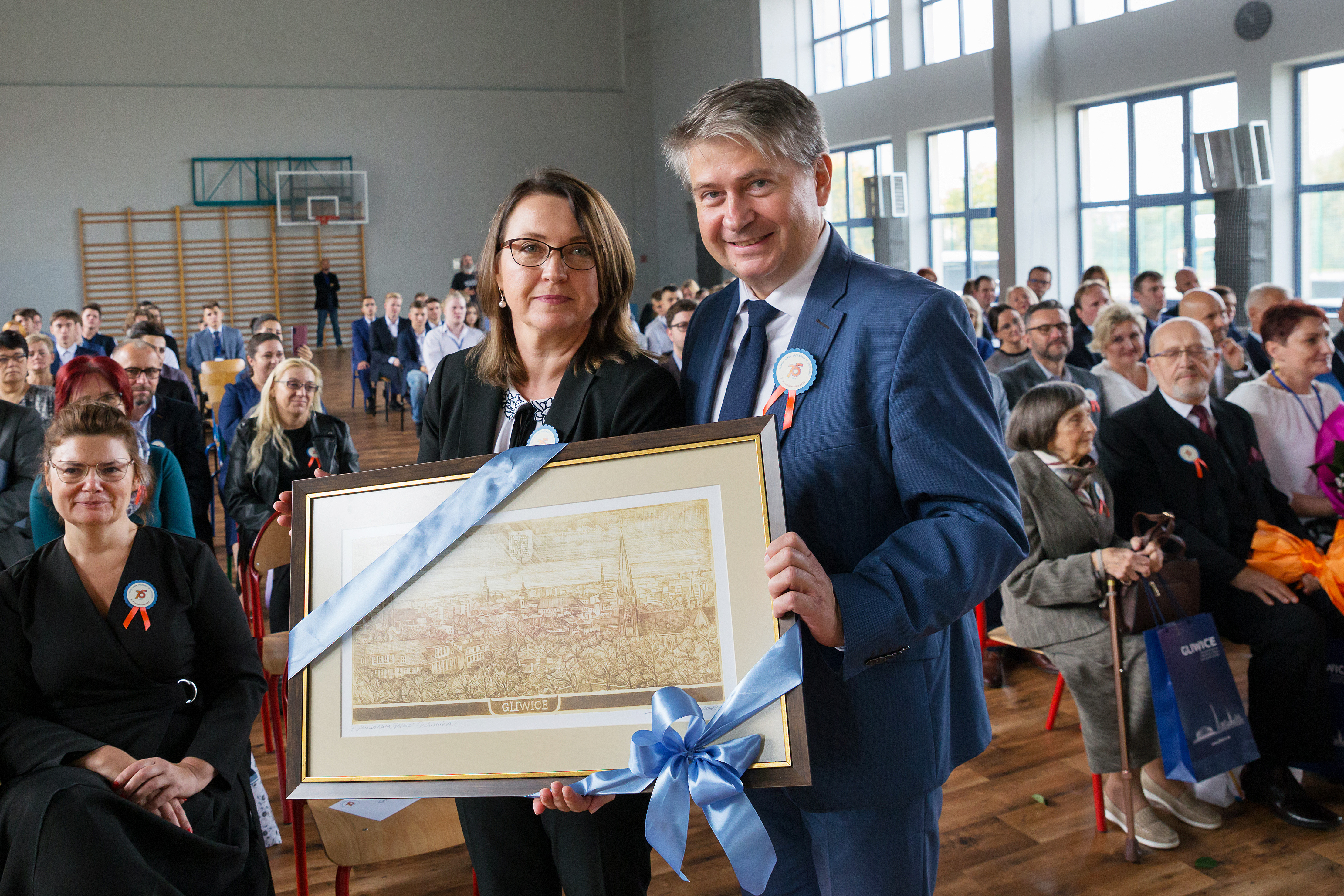 Przewodniczący Rady Miasta Marek Pszonak wręcza dyrektor szkoły zdjęcie Gliwic
