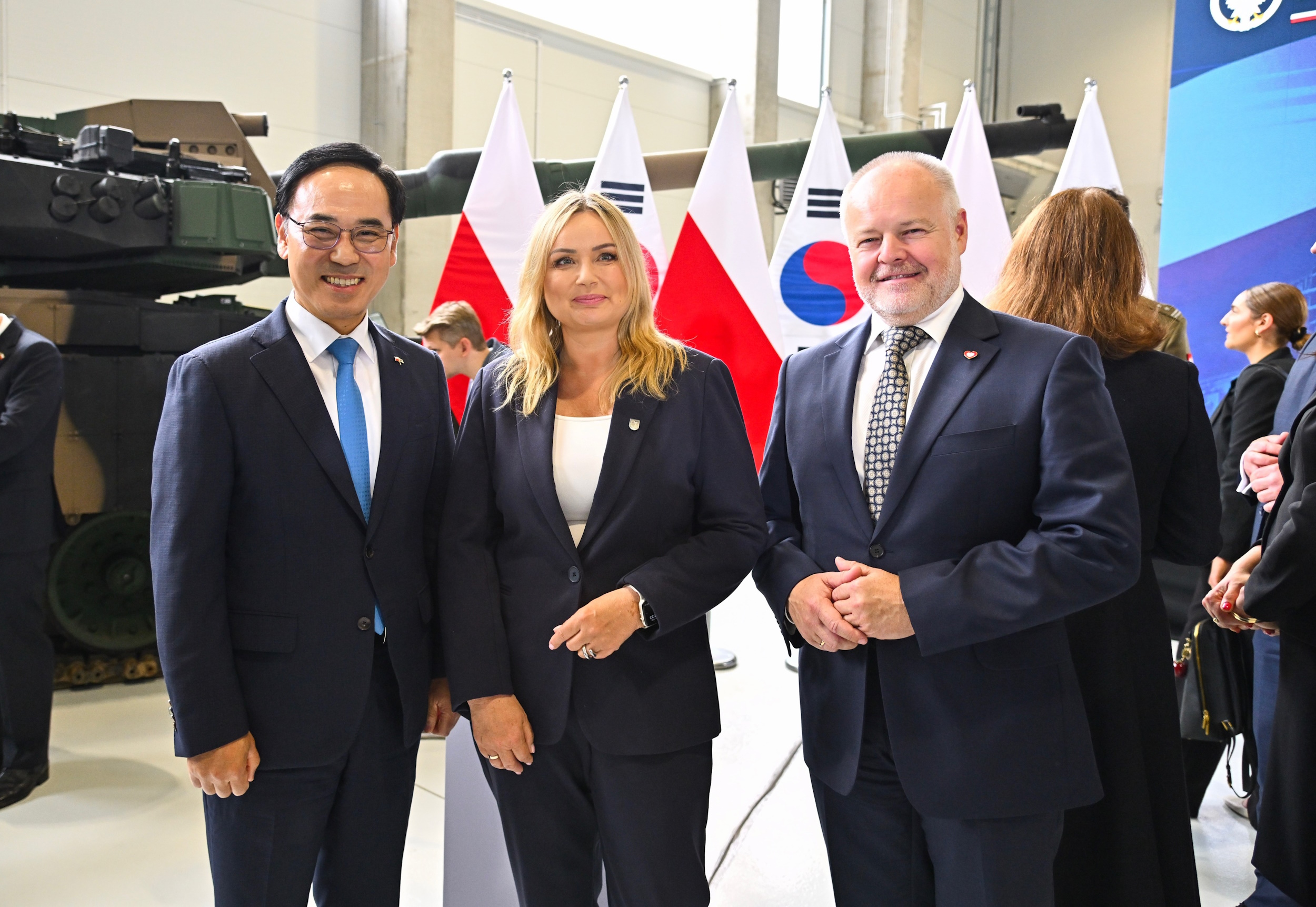 fot. M. Buksa/UM Gliwice Zdjęcie prezydent Gliwic i przedstawiciela firmy z Korei na tle czołgu