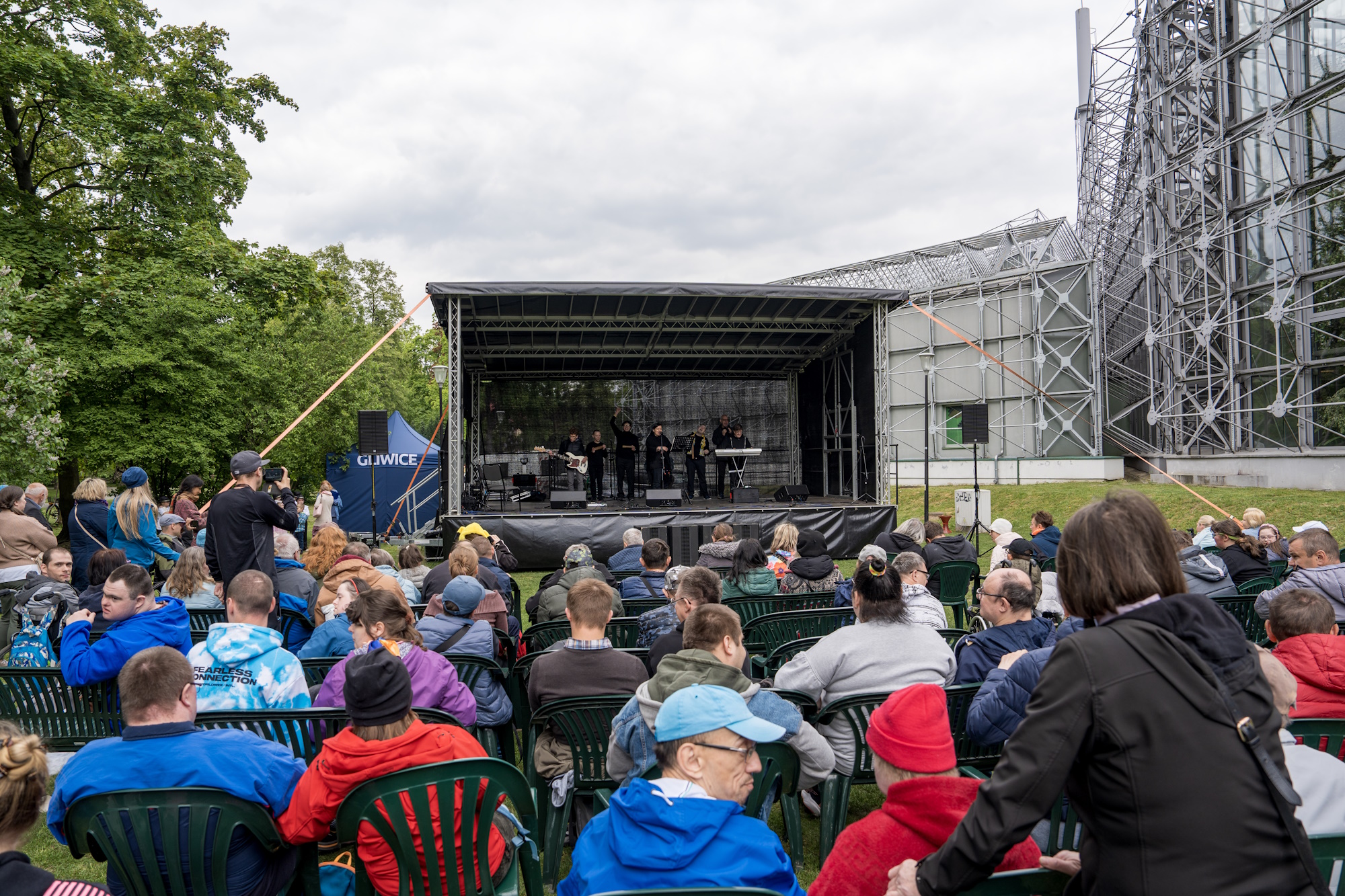Fot. G.Ożga/UM Gliwice występy na scenie, na krzesełkach na widowni siedzą ludzie