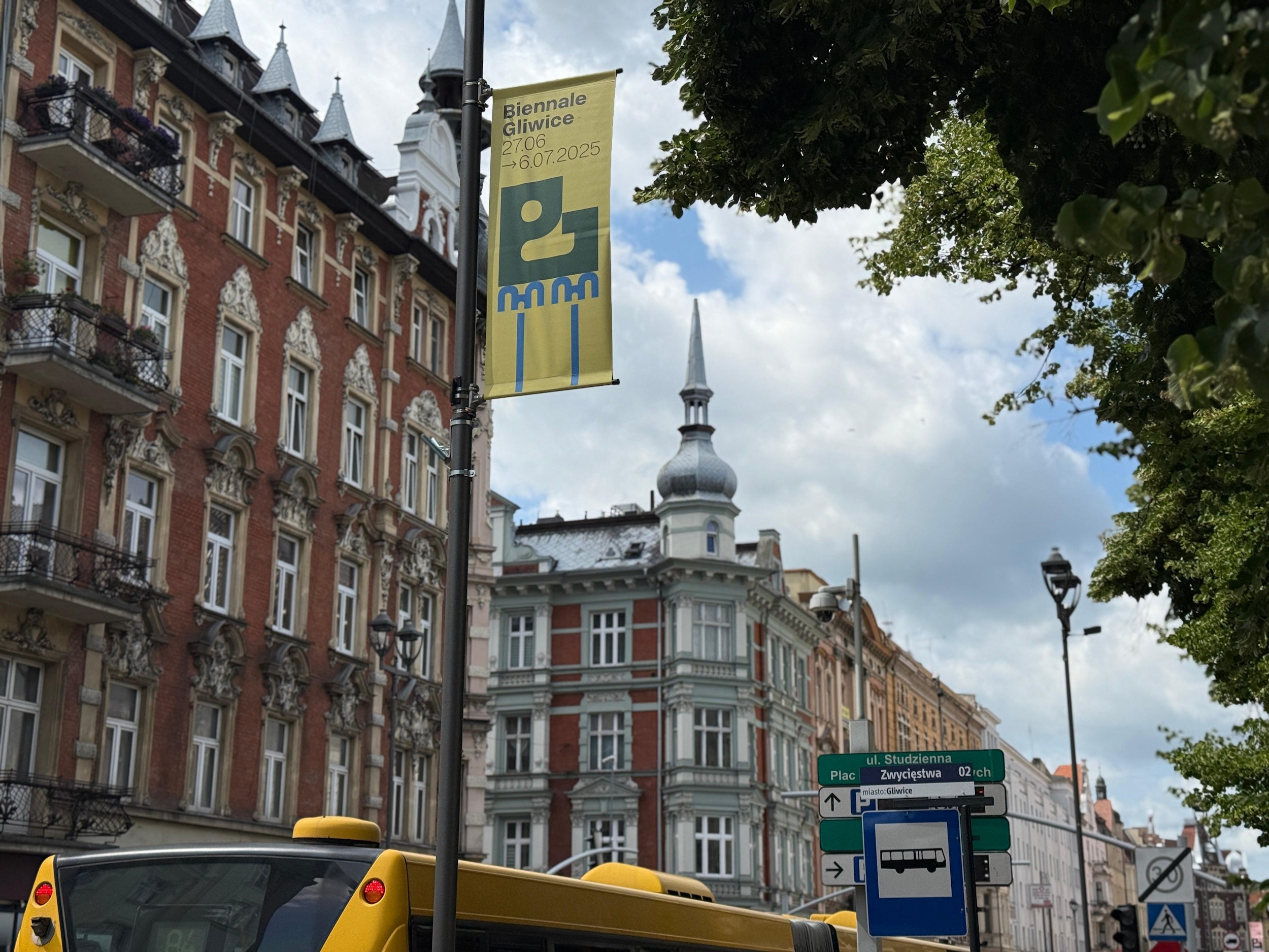 Fot. K. Róg/UM w Gliwicach Plakat Biennale Gliwice na ul. Zwycięstwa
