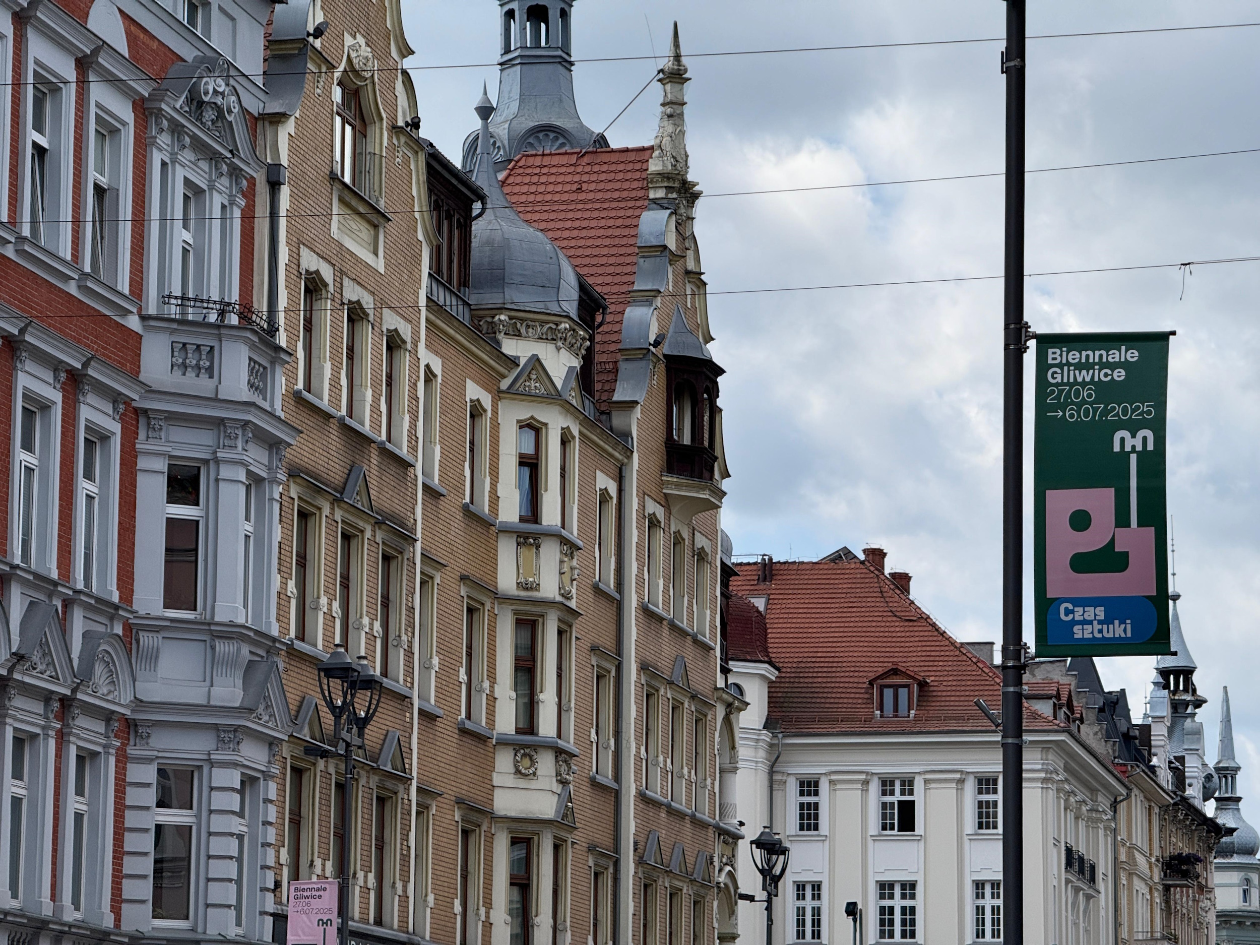 Fot. K. Róg/UM w Gliwicach Plakat Biennale Gliwice na ul. Zwycięstwa