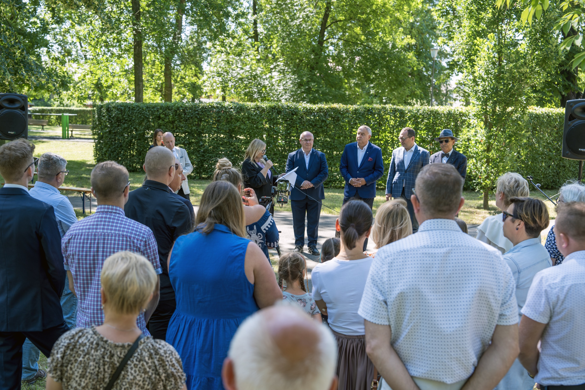 Fot. G.Ożga/UM Gliwice ludzie przy dębie