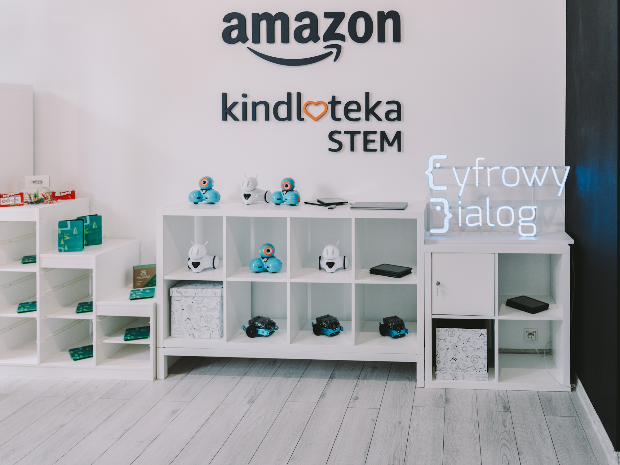 Fot. Mosquidron/UM Gliwice biała półka z robocikami w bibliotece
