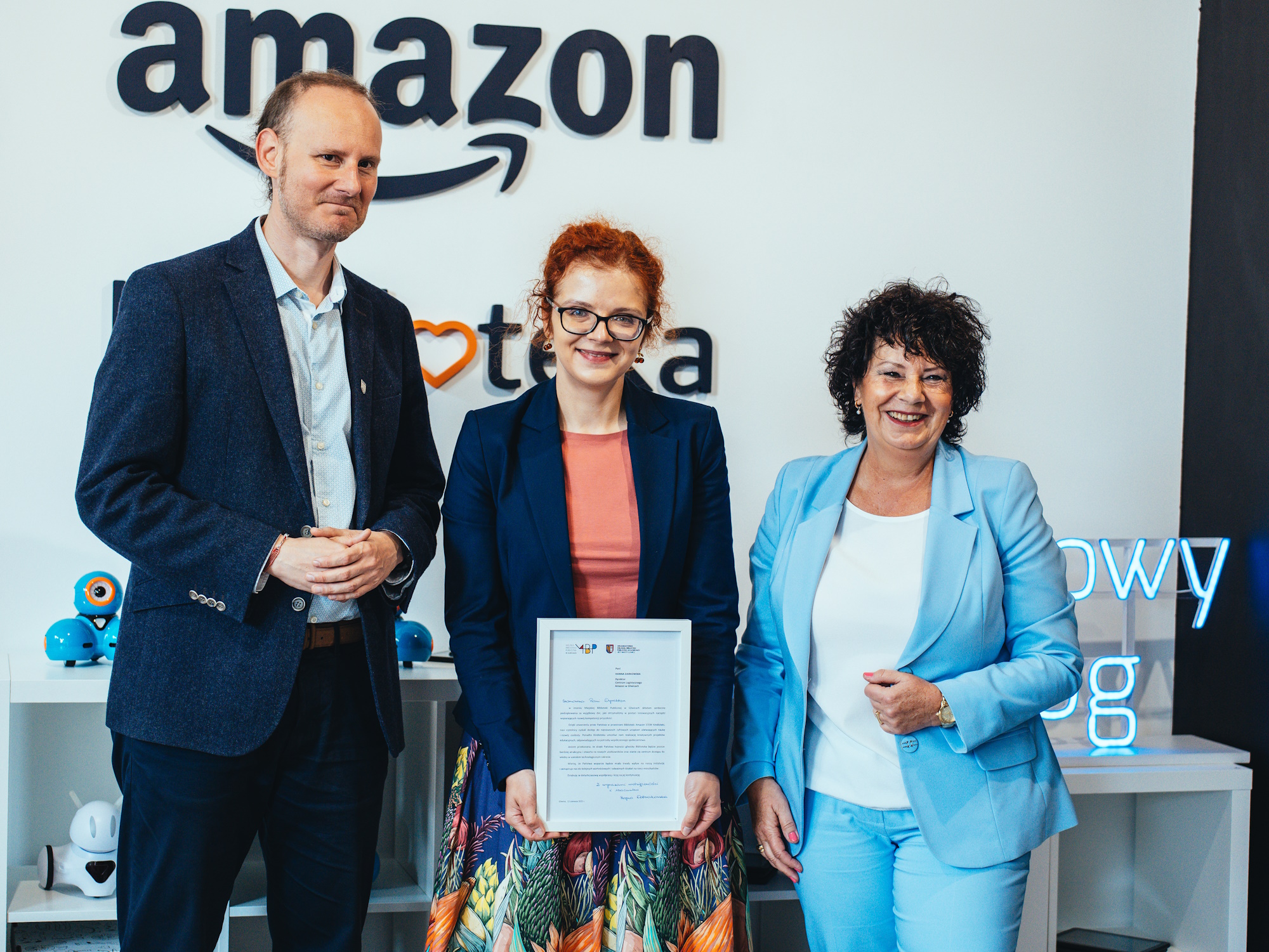Fot. Mosquidron/UM Gliwice prezydent Gorczyński, dyrektor Dobrakowska i przedstawicielka Amazon