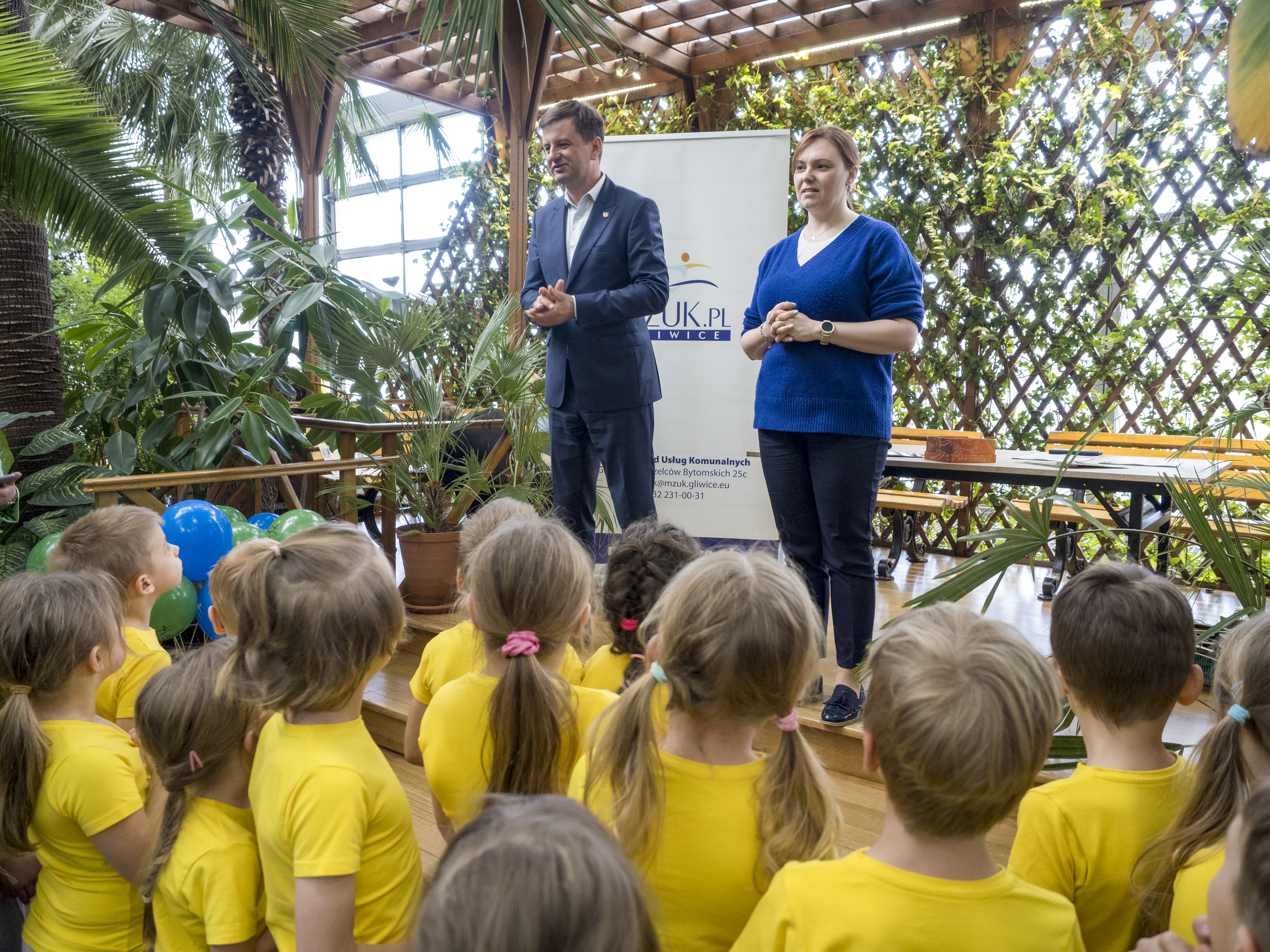 Wiceprezydent Mariusz Śpiewok mówi do dzieci