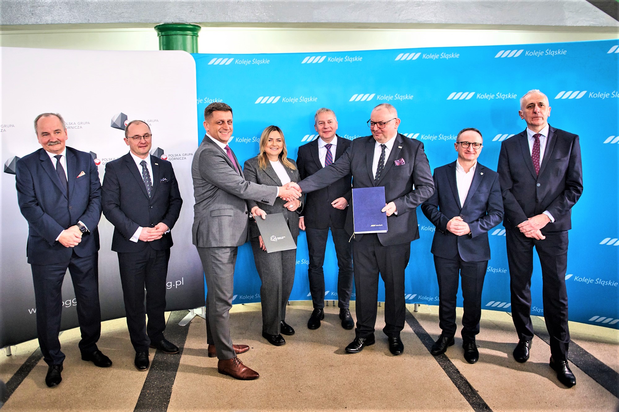 Fot. M.Buksa/UM Gliwice ludzie na ściance. Wśród nich prezydent Gliwic