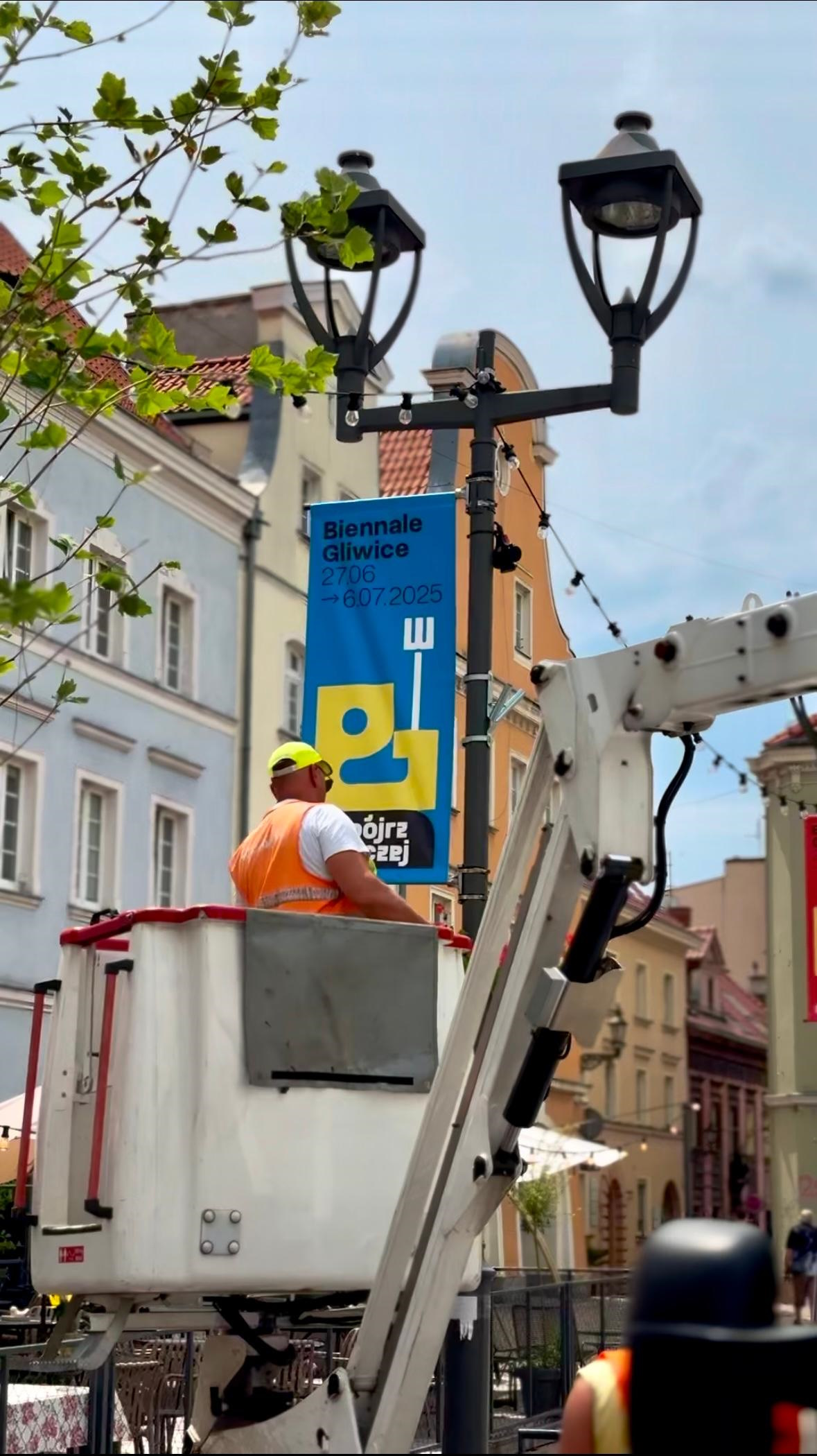 Fot. K. Róg/UM w Gliwicach Montaż plakatu Biennale Gliwice na Rynku