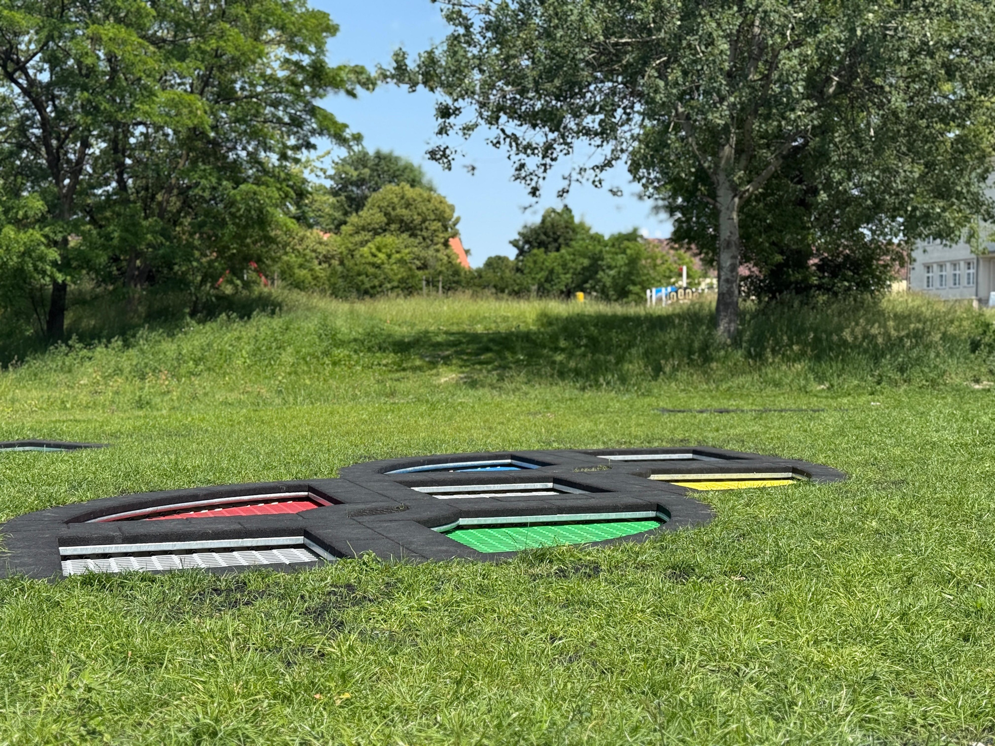W pierwszym etapie inwestycji przy ul. Wielickiej zamontowano trampoliny. Teraz powstanie siłownia plenerowa i street workout park. Fot. UM Gliwice trampoliny wśród trawy