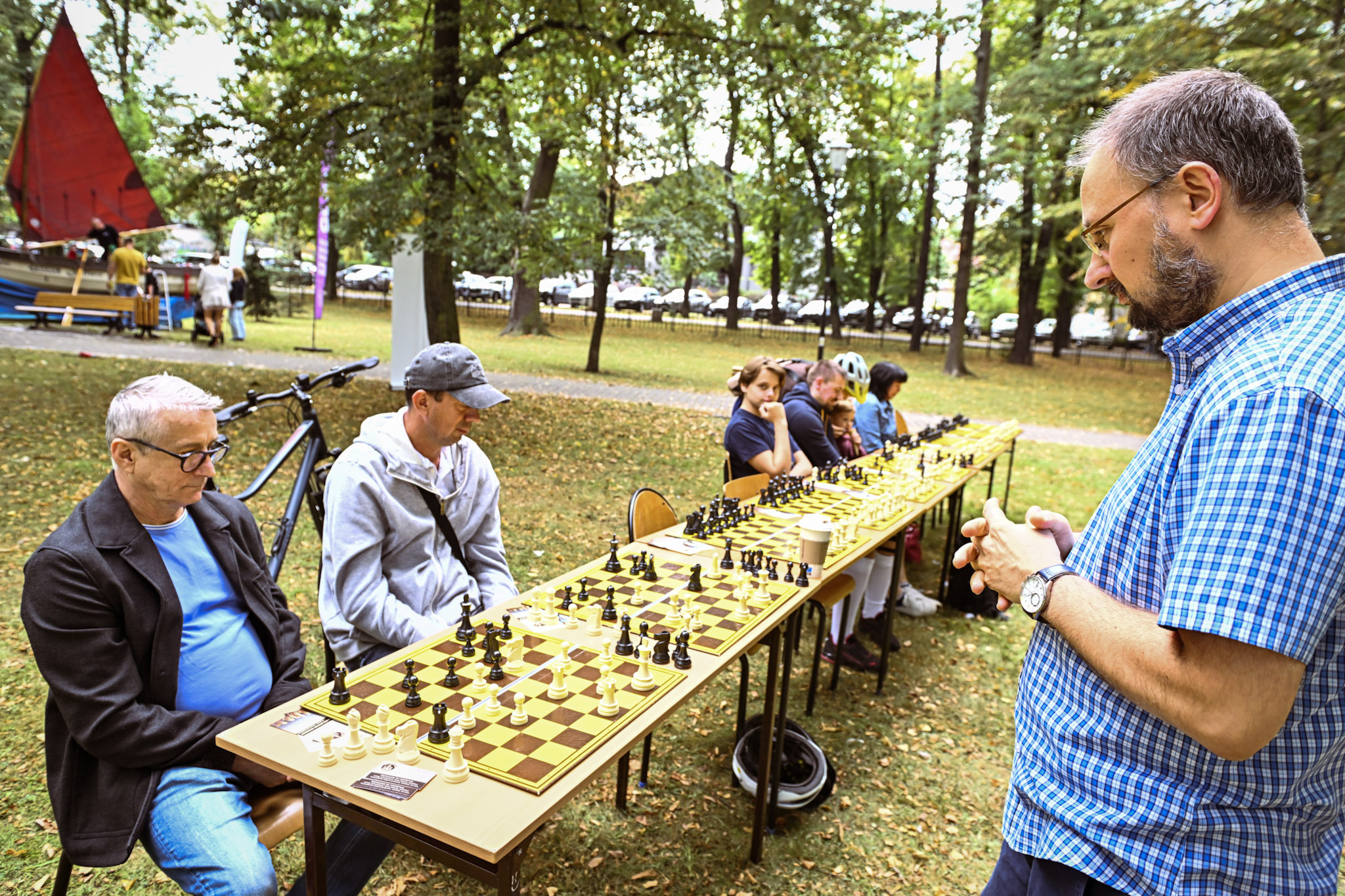 Fot. M.Buksa/UM Gliwice ludzie przy stolikach szachowych
