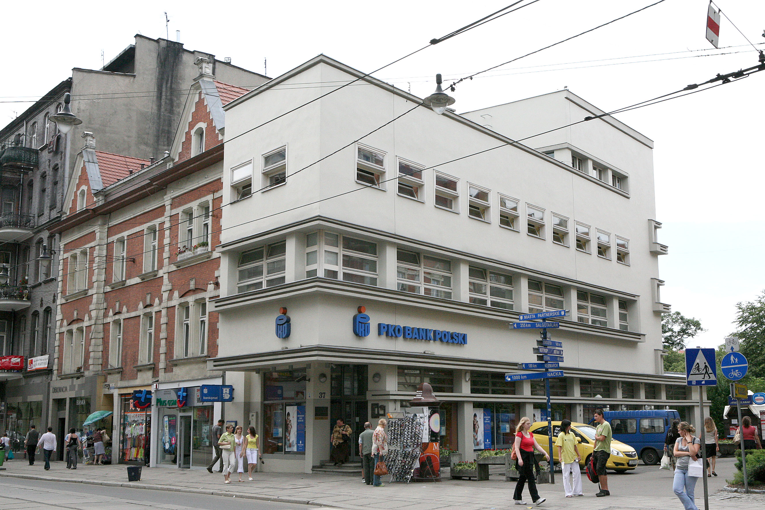 biały budynek