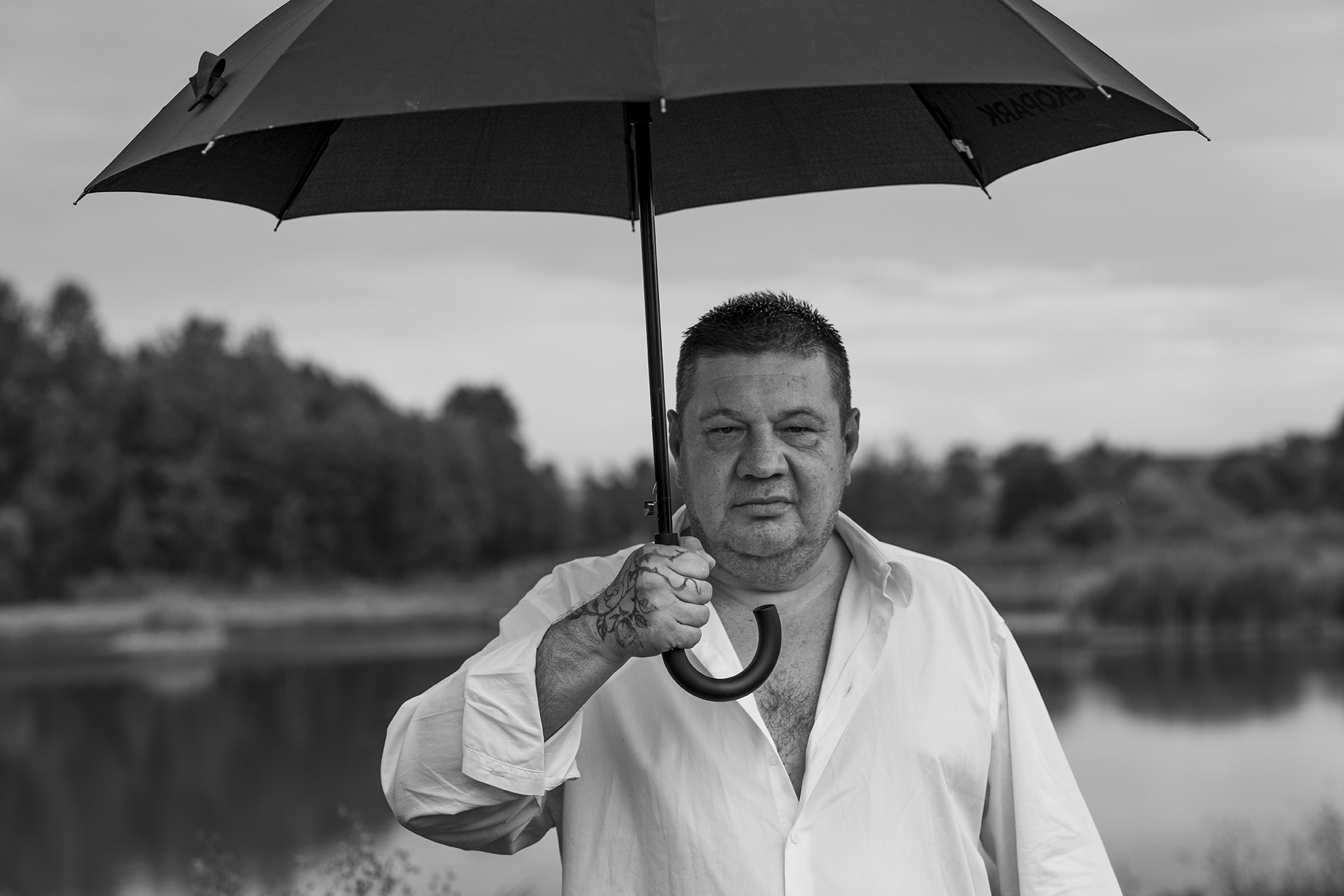 mężczyzna pod parasolem