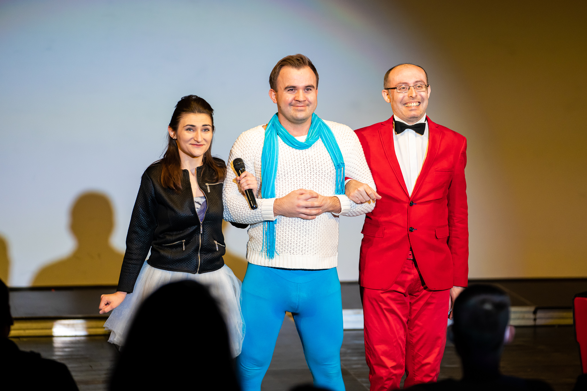 trójka aktorów na scenie