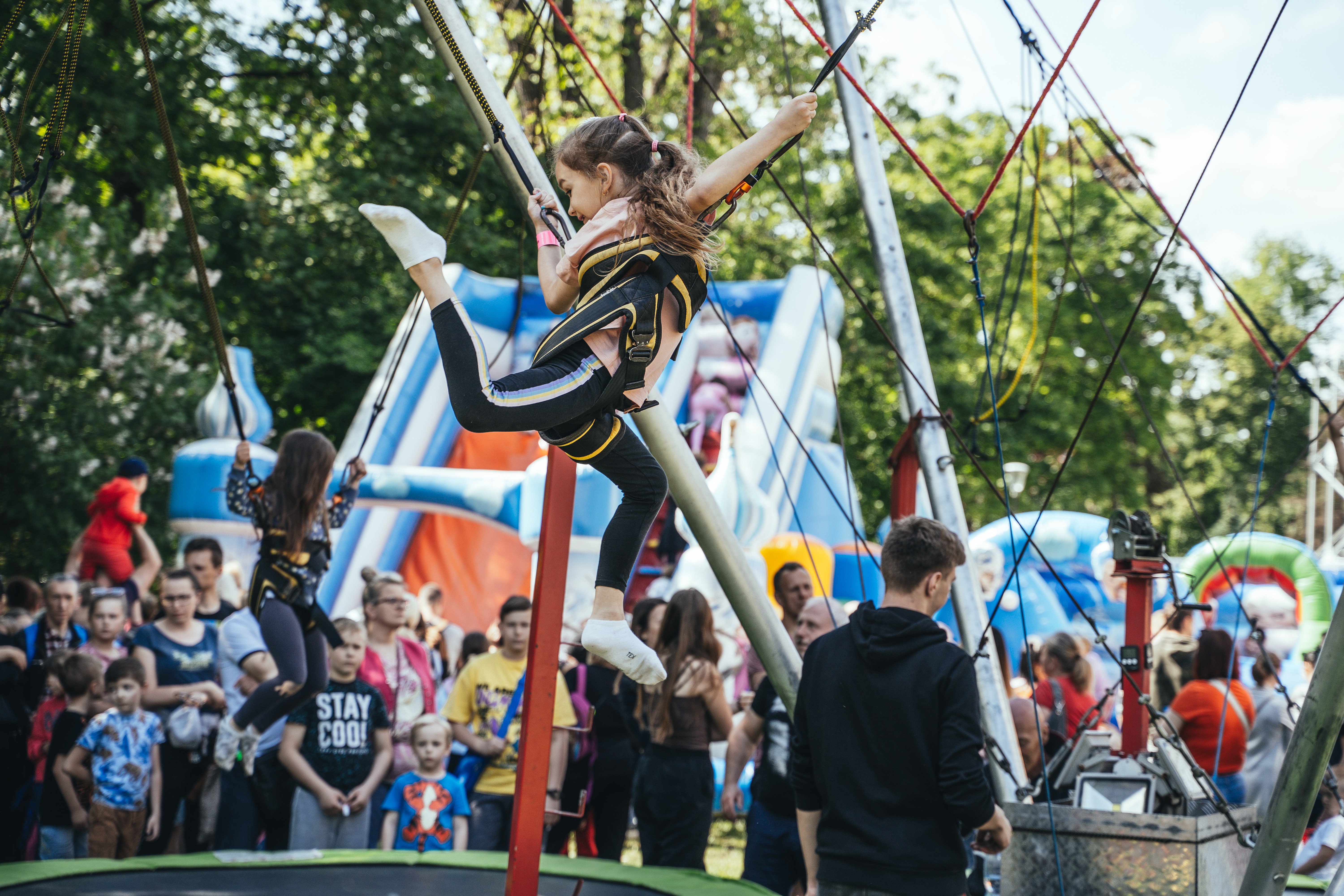 dziewczynka skacząca na trampolinie na taśmach