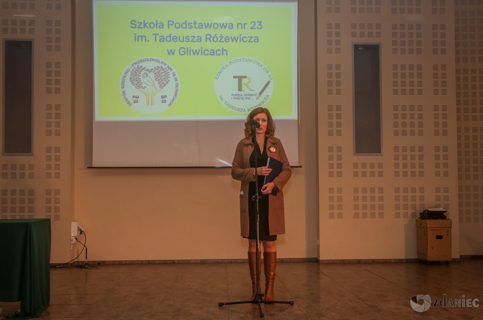 Uroczystość nadania imienia Tadeusza Różewicza Szkole Podstawowej nr 23 w Gliwicach foto: Z. Daniec