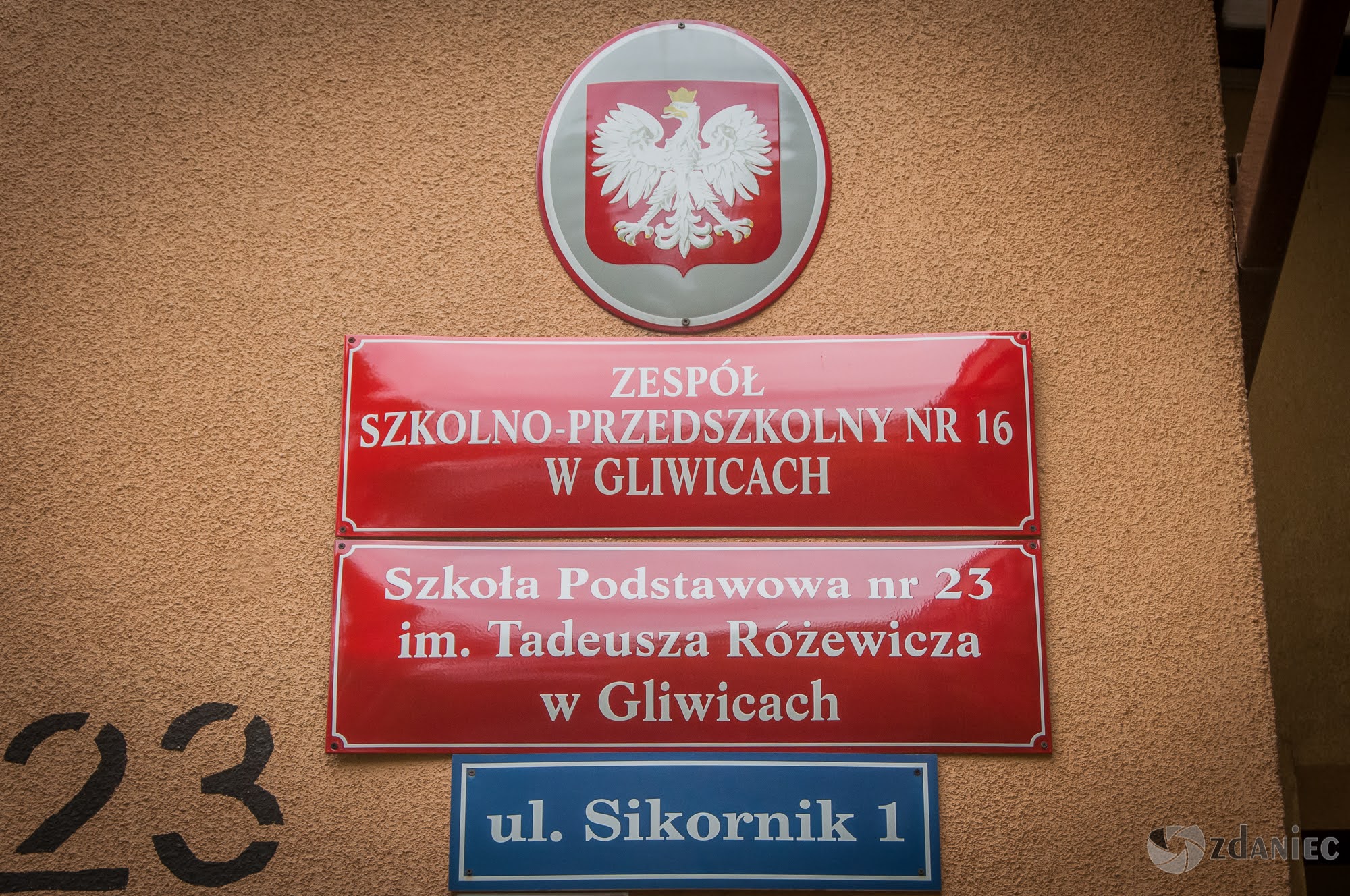 Uroczystość nadania imienia Tadeusza Różewicza Szkole Podstawowej nr 23 w Gliwicach foto: Z. Daniec