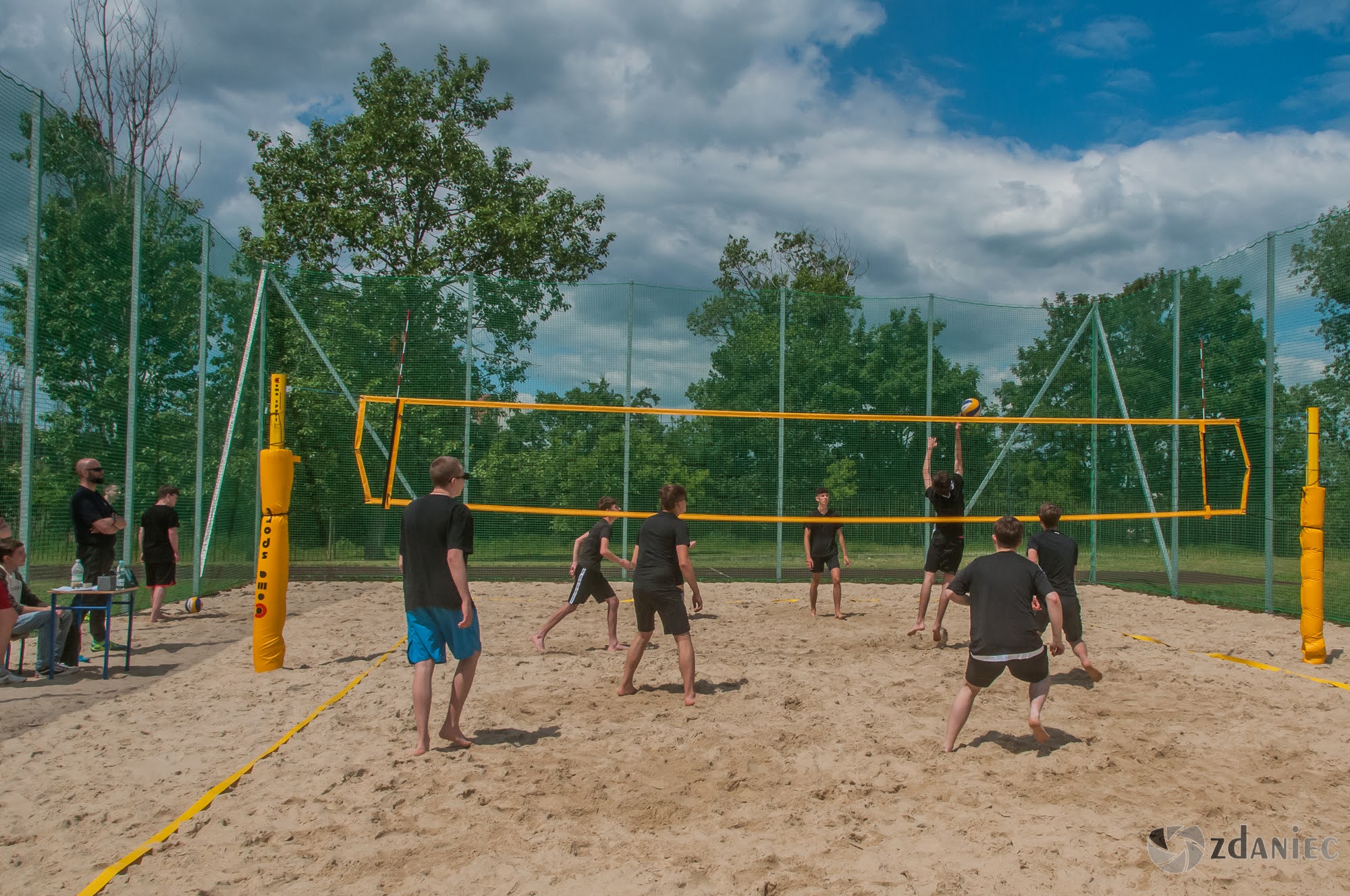 Otwarcie boiska do siatkówki plażowej w Zespole Szkół Łączności w Gliwicach