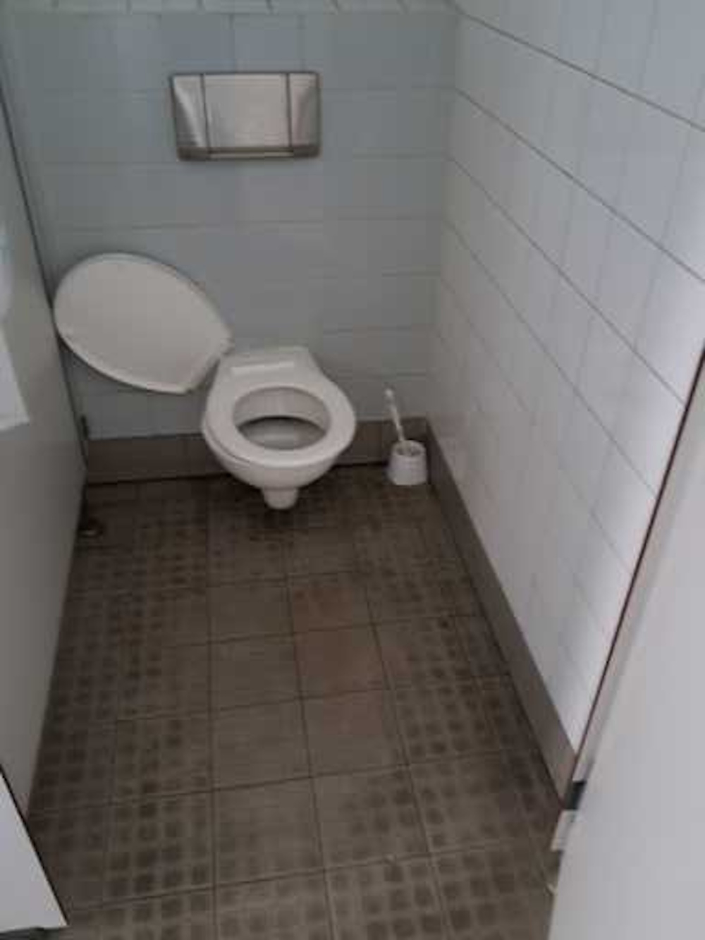 zdewastowana toaleta