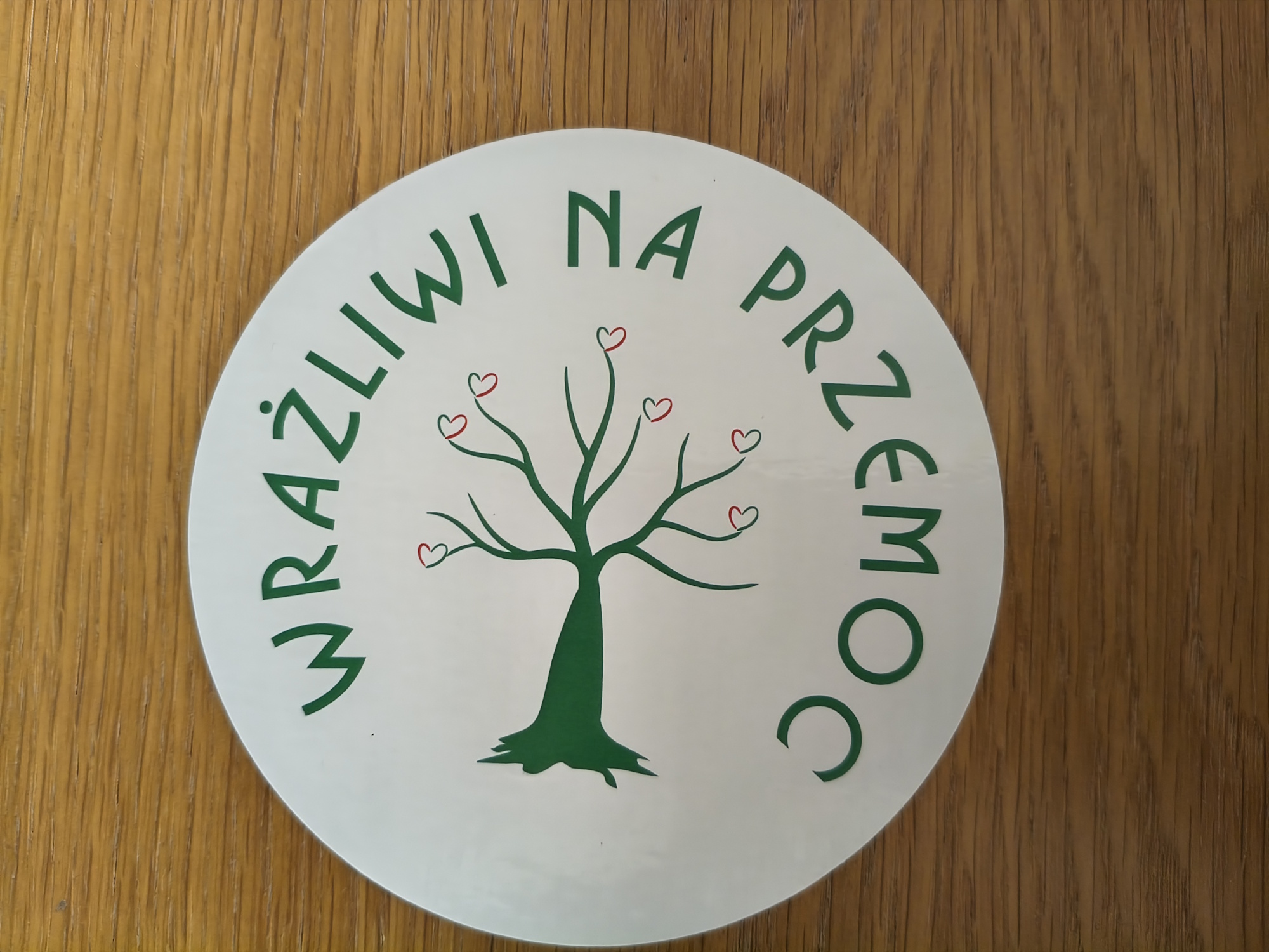 naklejka na drzwiach z napisem Wrażliwi na przemoc