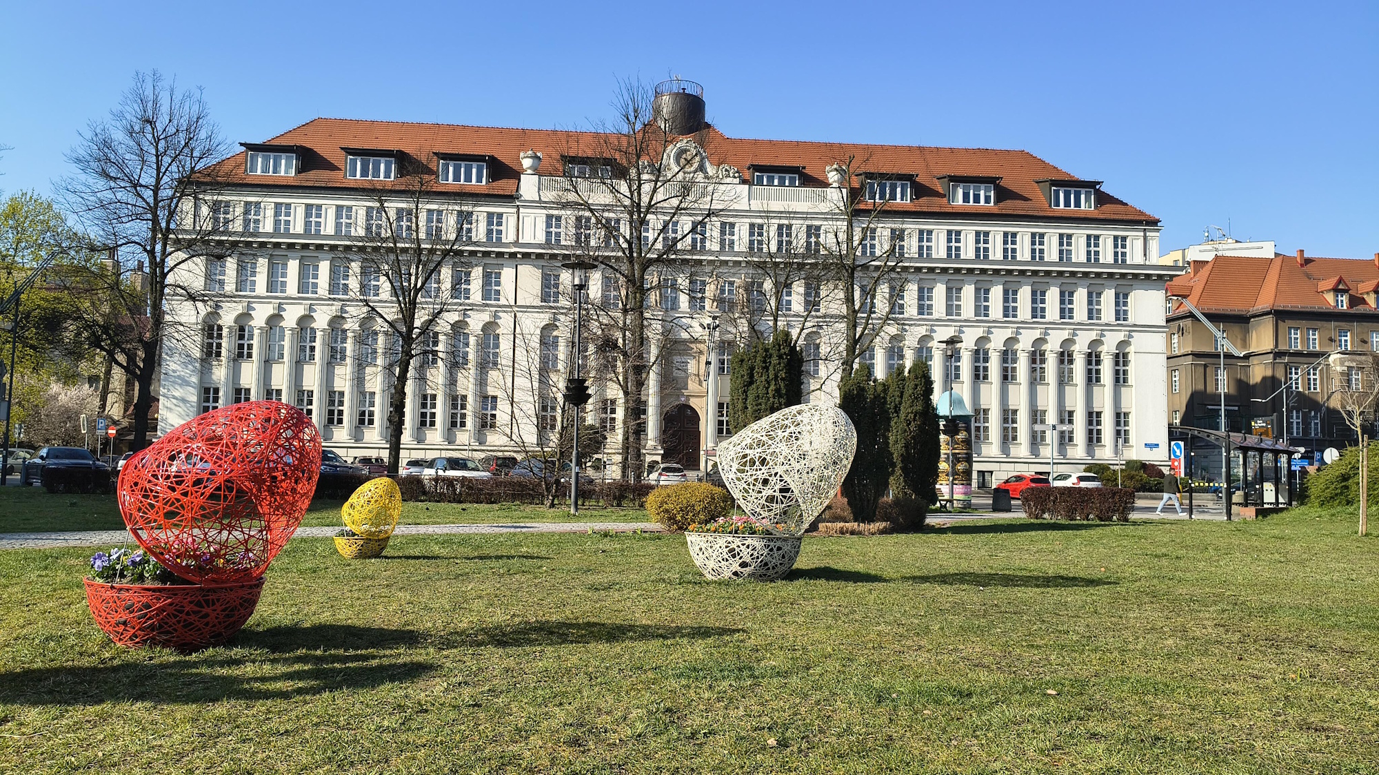 pisanki z kwiatami na tle budynku