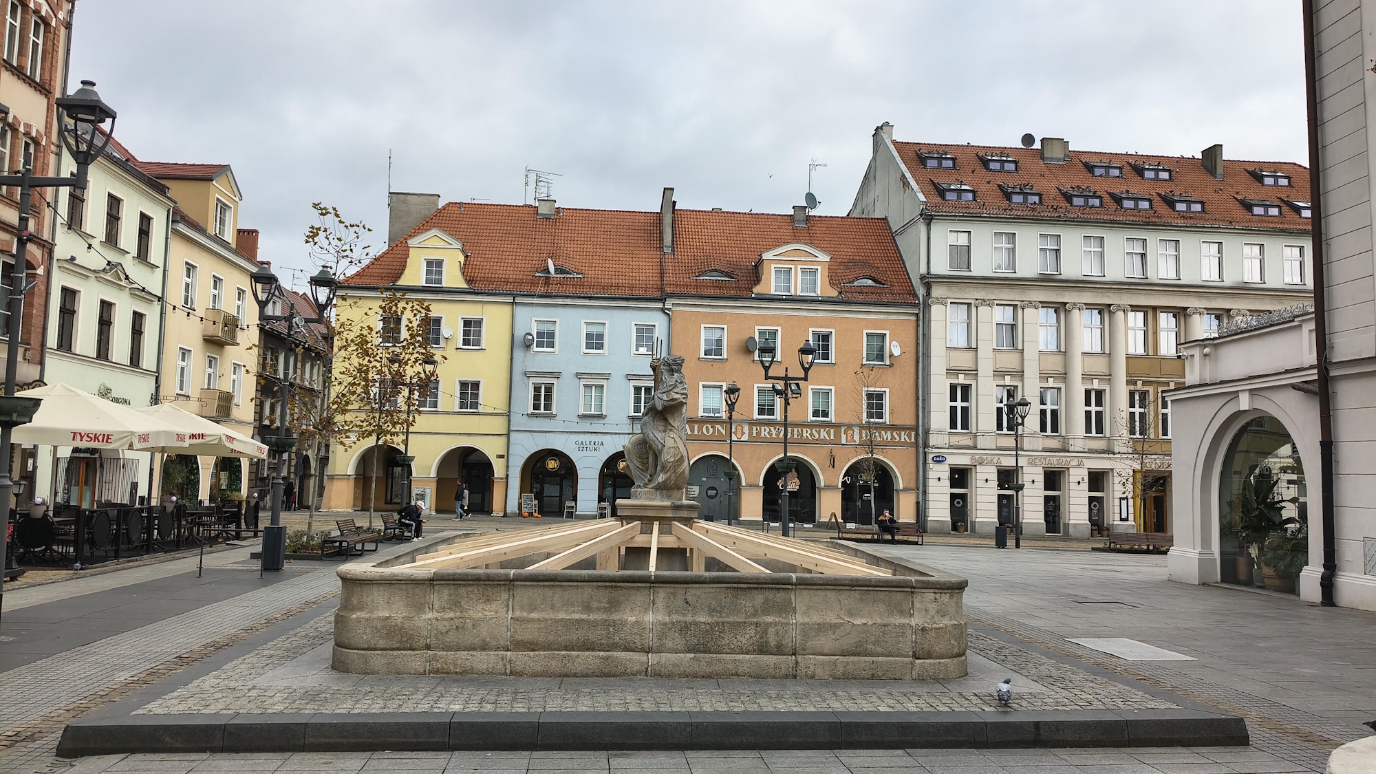 Rynek i fontanna, ujęcie na kamienice