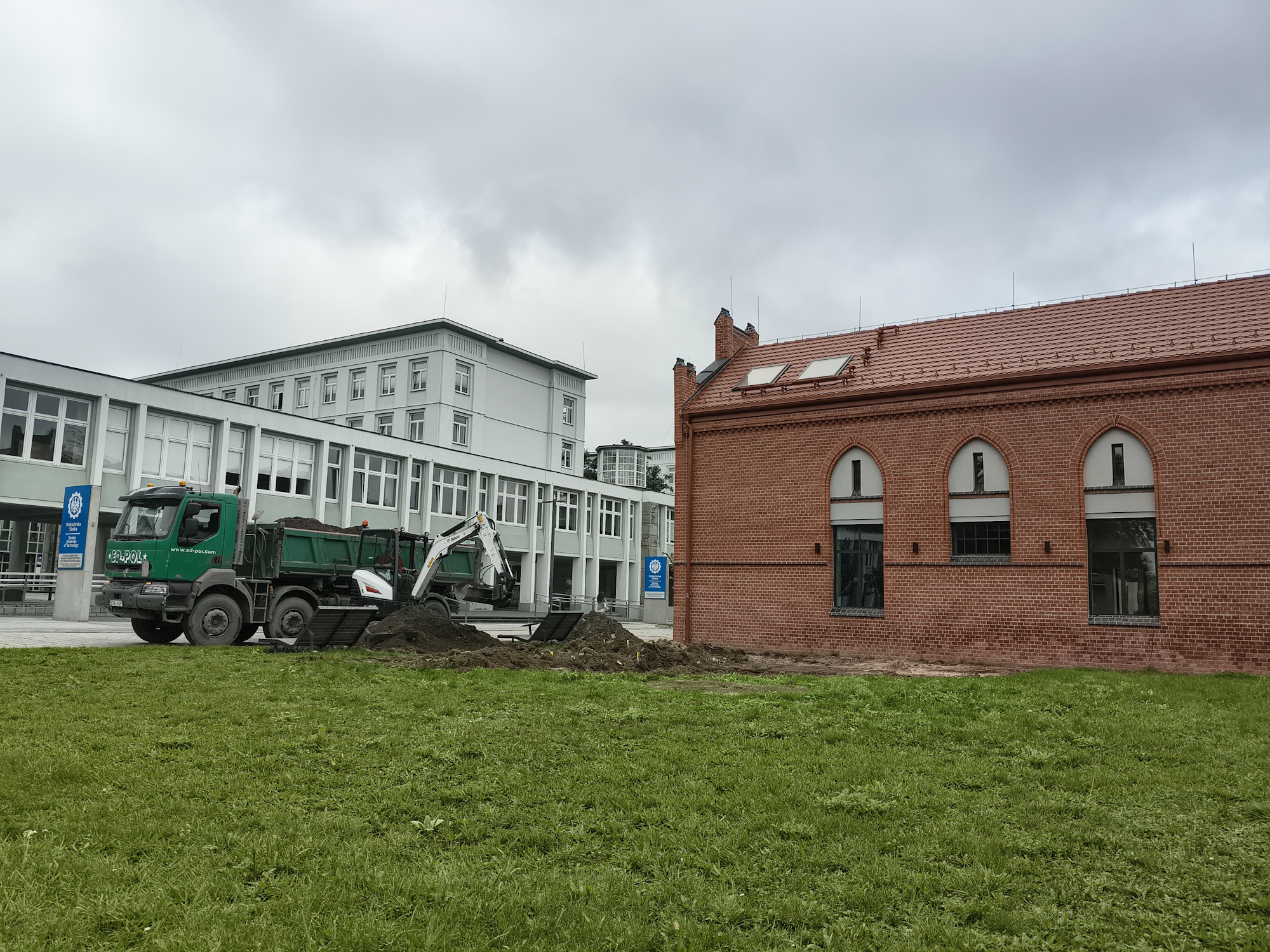 trawnik, budynek, ciężarówka