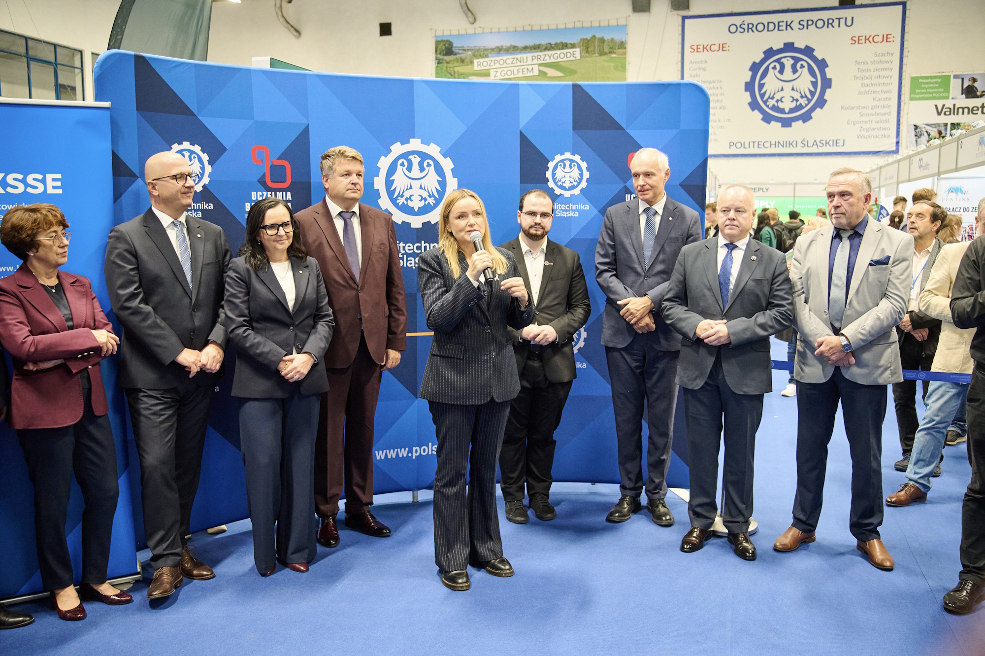 prezydent Gliwic, rektor i inni ludzie podczas targów