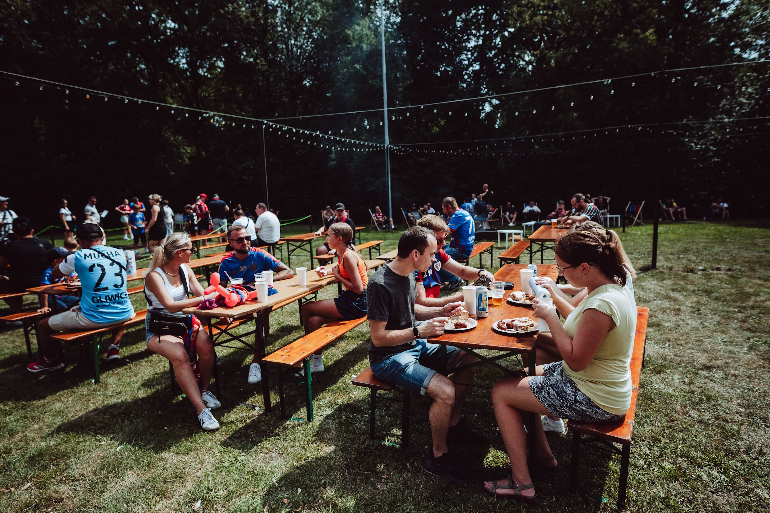 Kibice w strefie gastronomicznej