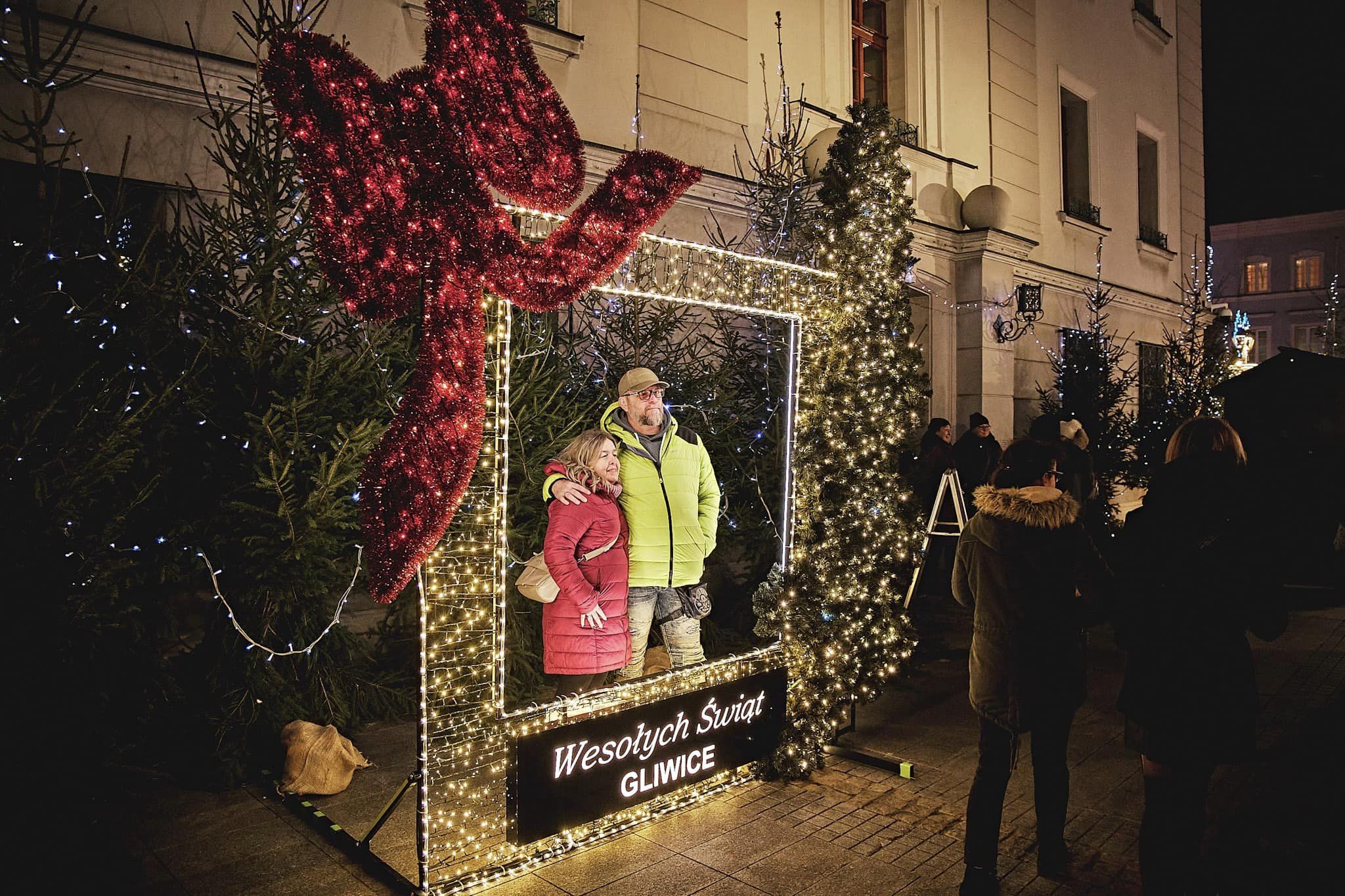 Fot. M. Buksa/ CK Victoria Para przy świątecznej ściance zdjęciowej