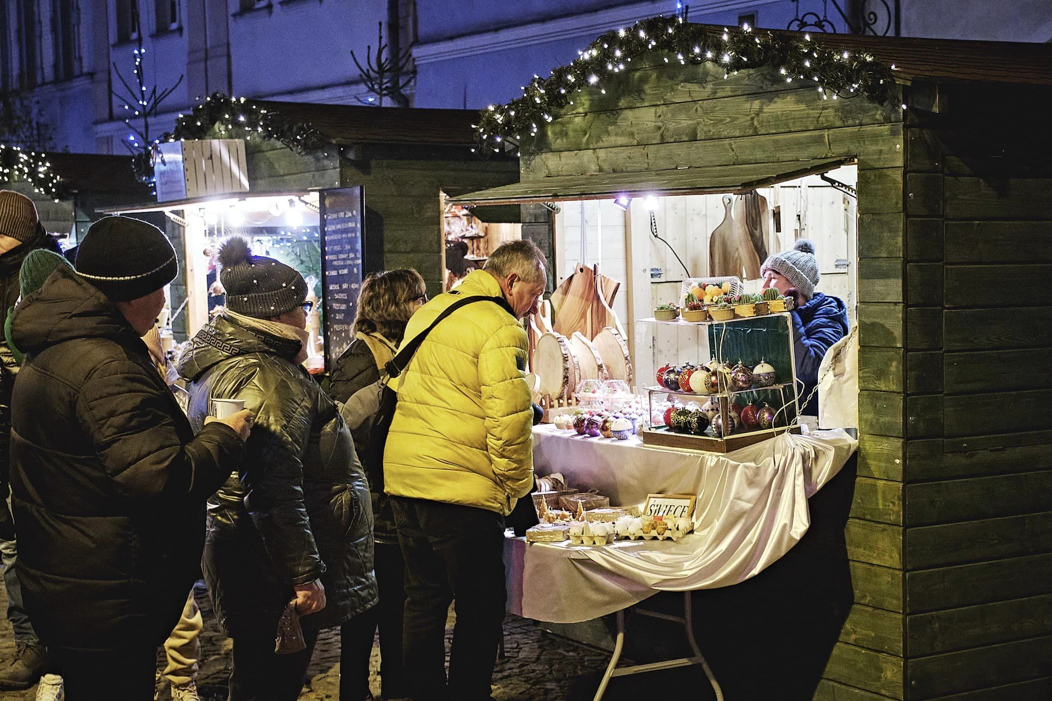 Fot. M. Buksa/ CK Victoria Ludzie przy świątecznym stoisku