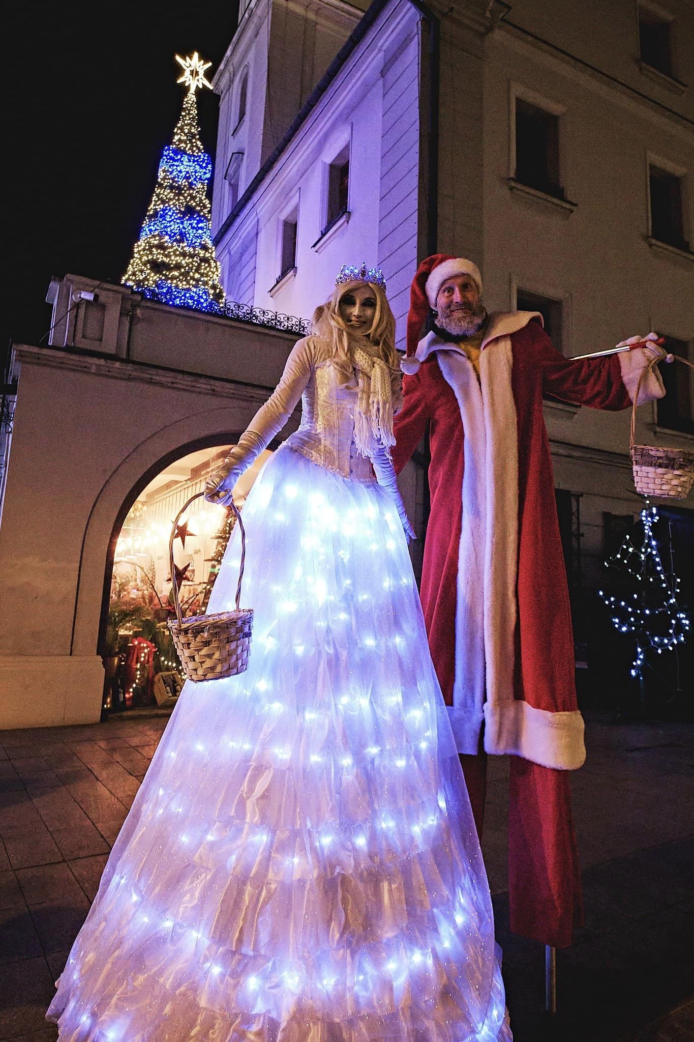 Fot. M. Buksa/ CK Victoria Szczudlarze w strojach św. Mikołaja i Śnieżynki