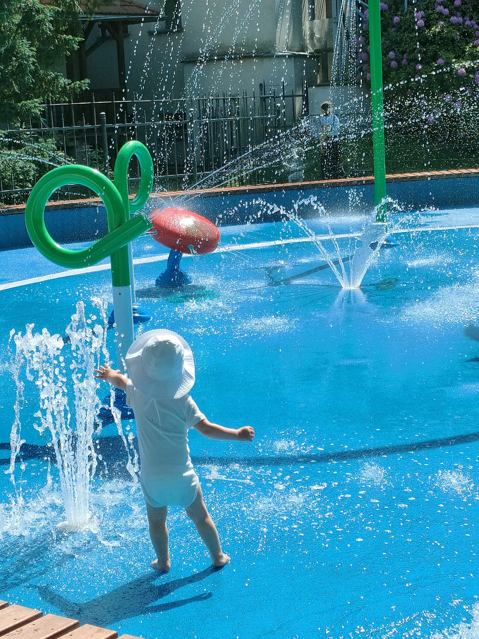 Dziecko bawiące się przy jednej z wodnych atrakcji