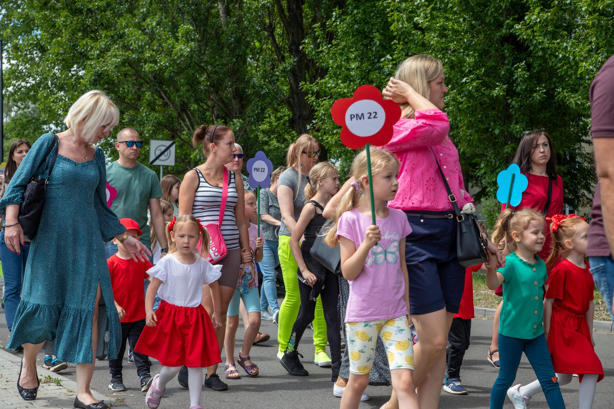 Uczniowie idący w korodwodzie