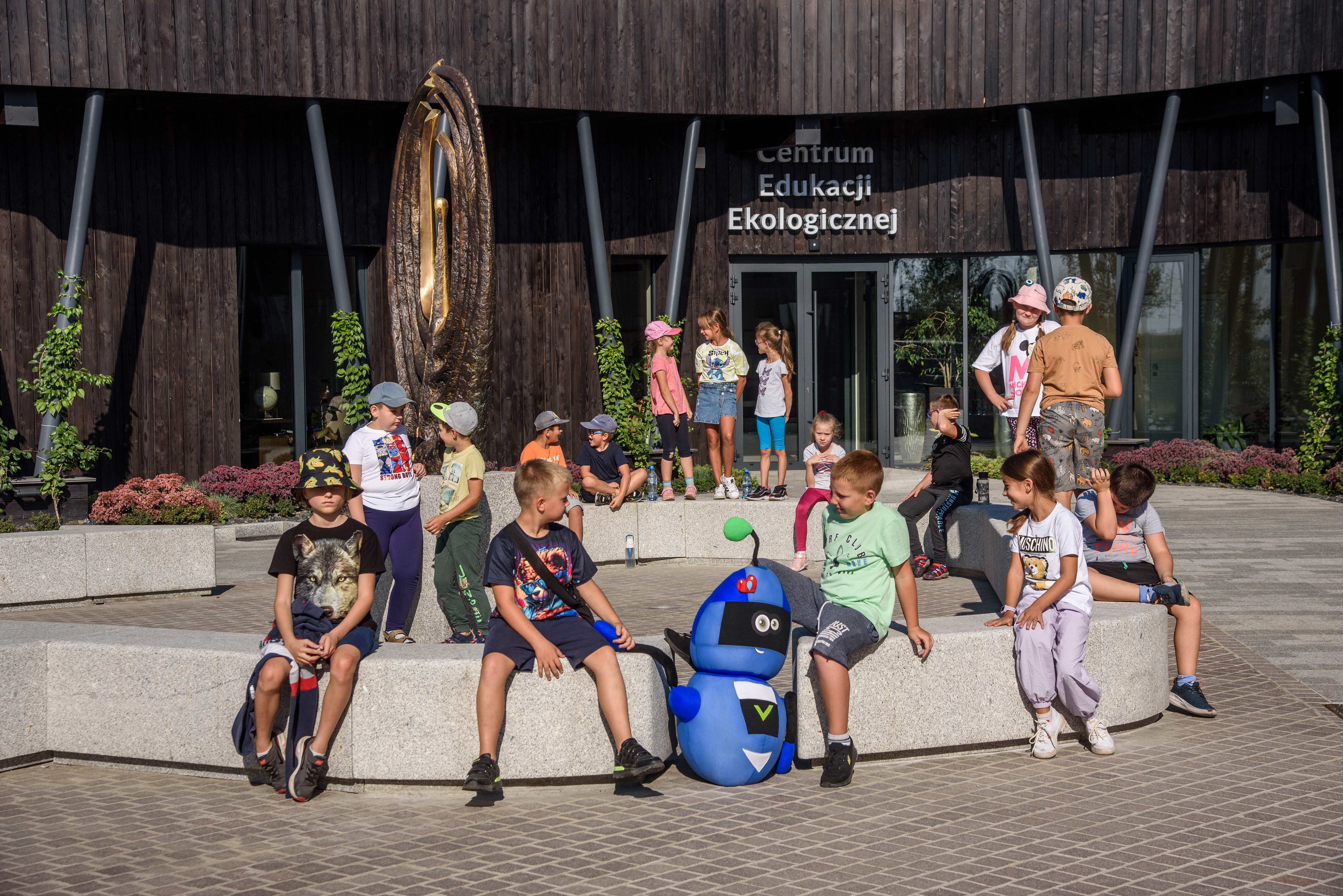 Dzieci przed wejściem do Centrum