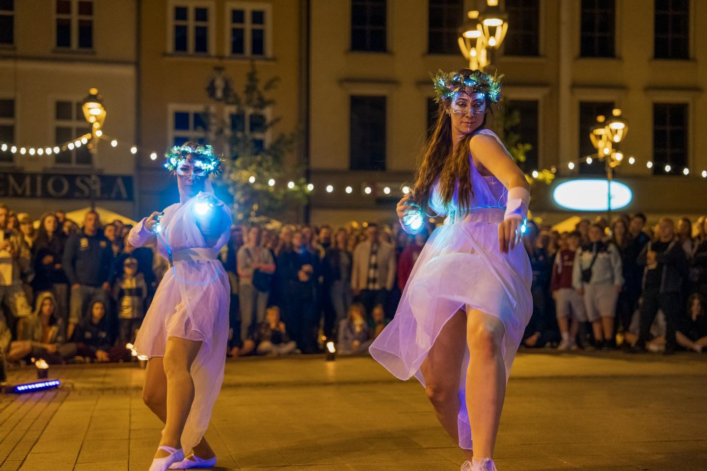 Dwie kobiety ze światłami, Rynek