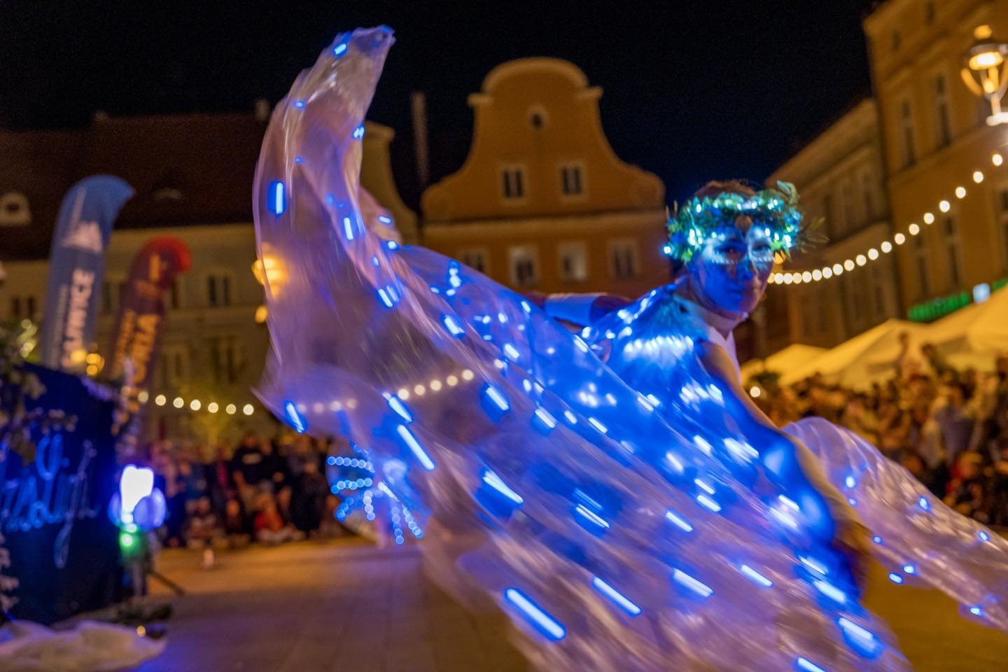 artysta w niebieskich światłach