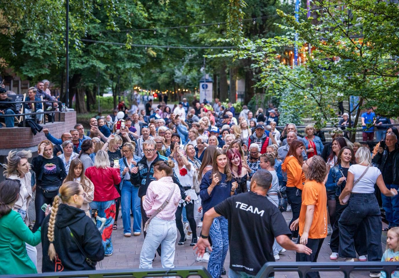 Ludzie tańczą na alei Przyjaźni
