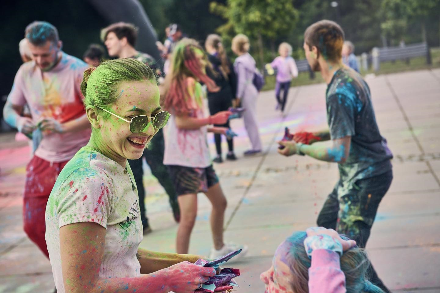 Ludzie bawią się na festiwalu kolorów