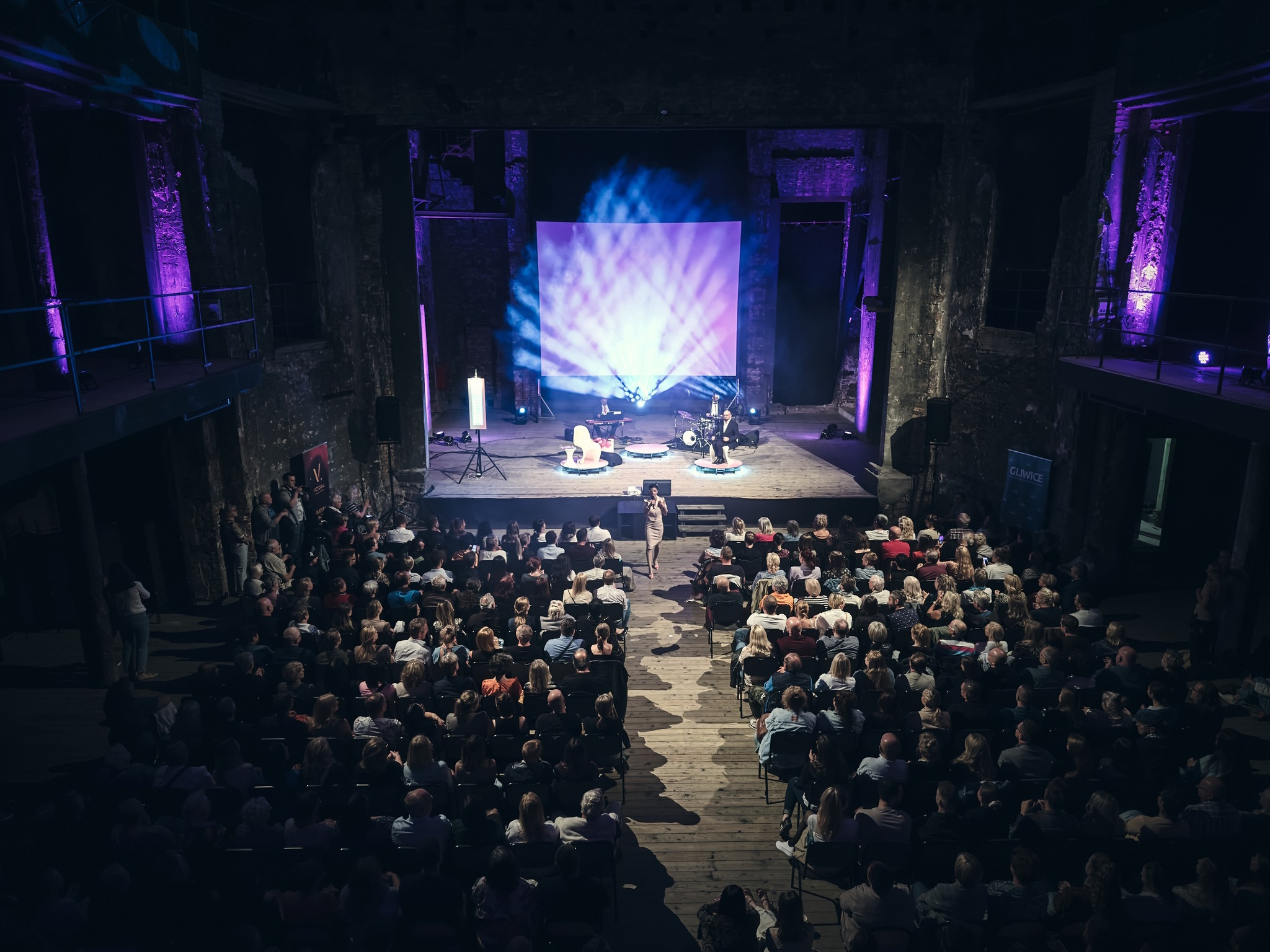 Scena i publiczność w Ruinach Teatru Victoria