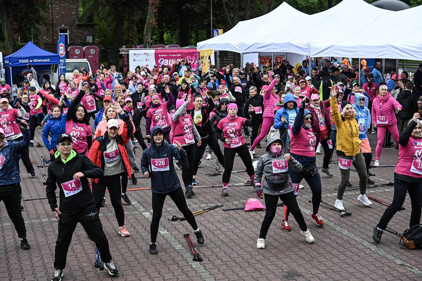 Rozgrzewka przed marszem nordic walking