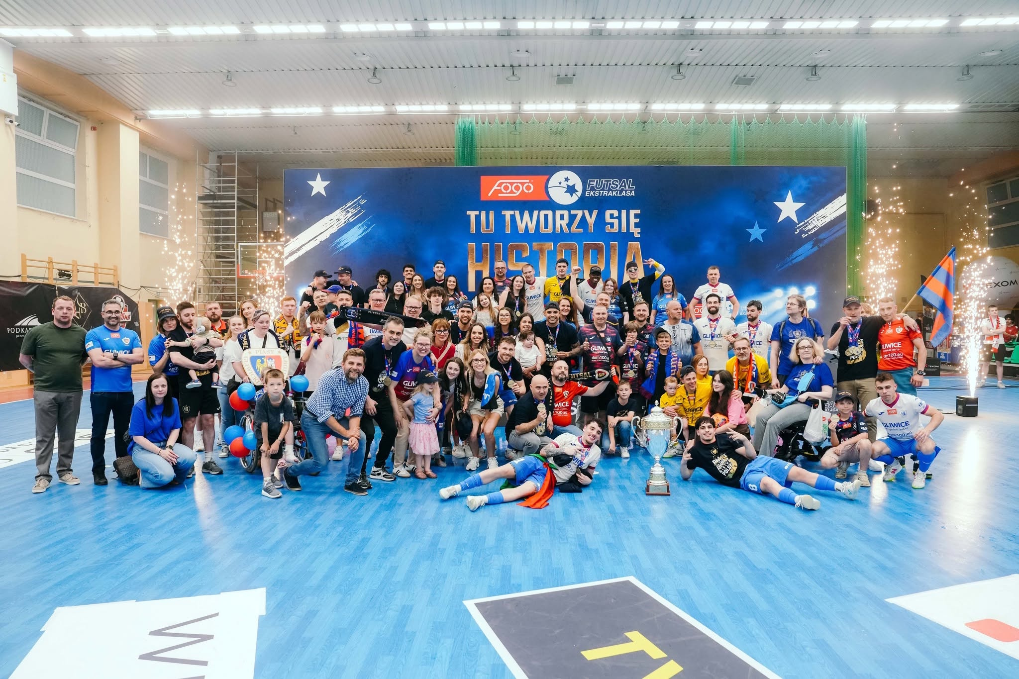 Zdjęcie grupowe Piasta Gliwice Futsal z bliskimi