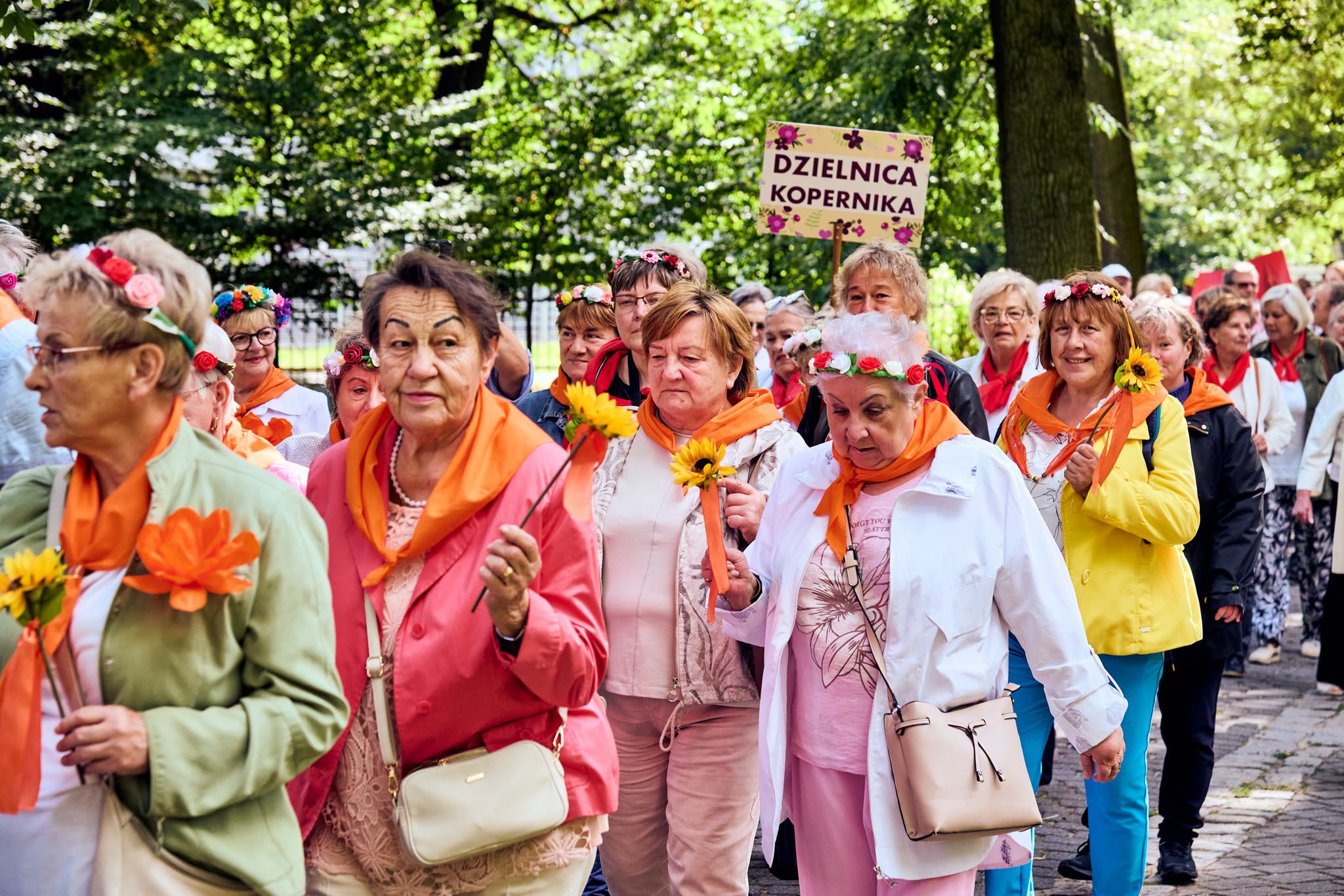 kobiety seniorki w pochodzie