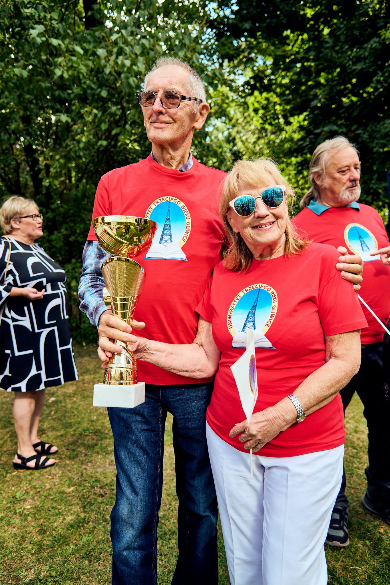 seniorzy w czerwonych koszulkach