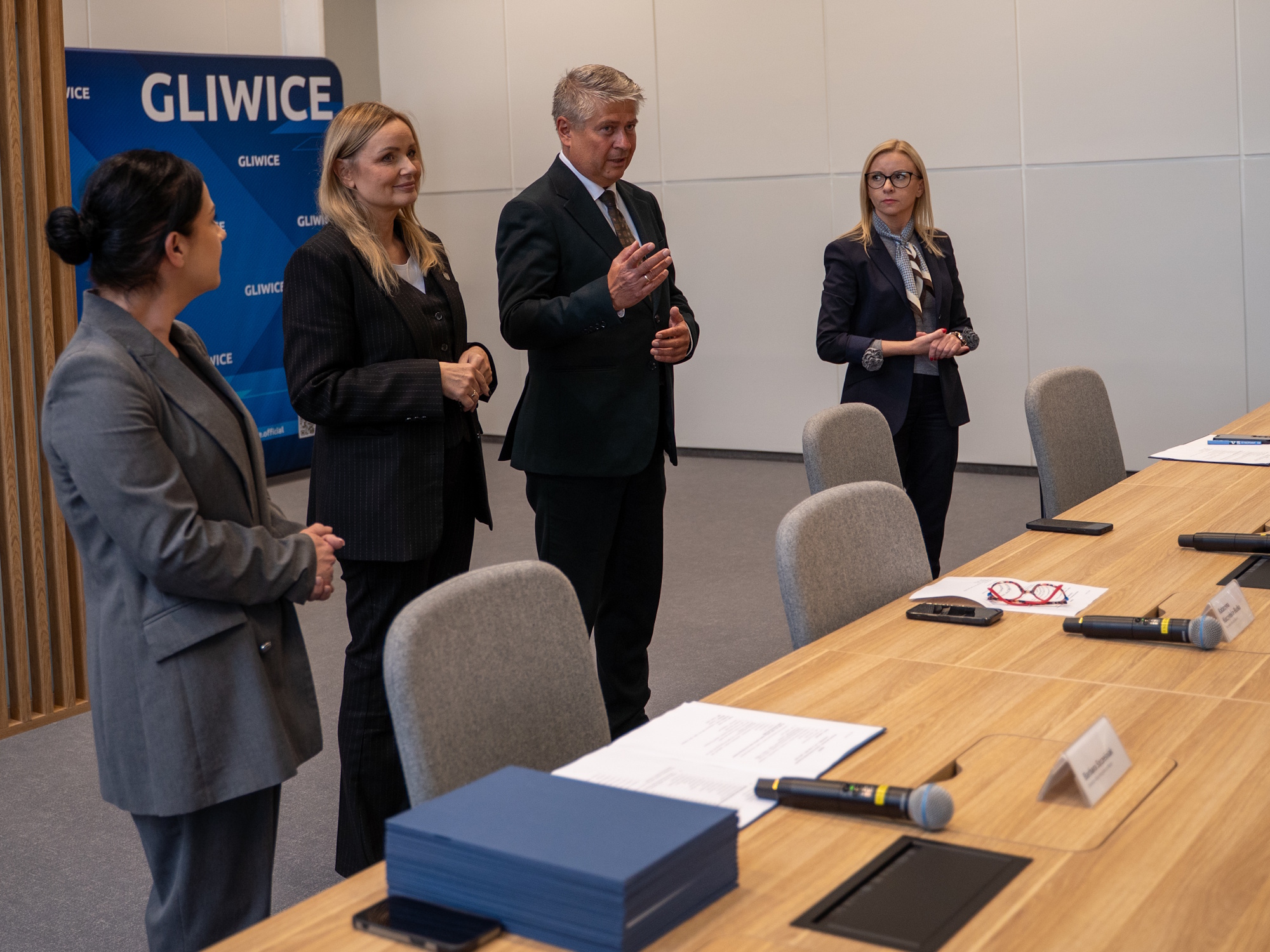 Wybrani w minioną niedzielę radni dzielnicowi z Kopernika uroczyście zainaugurowali swoją kadencję. 13 maja w Urzędzie Miejskim listy gratulacyjne oraz zaświadczenia o wyborze do rady dzielnicy wręczyli im prezydent Gliwic Katarzyna Kuczyńska-Budka oraz przewodniczący Rady Miasta Gliwice Marek Pszonak
