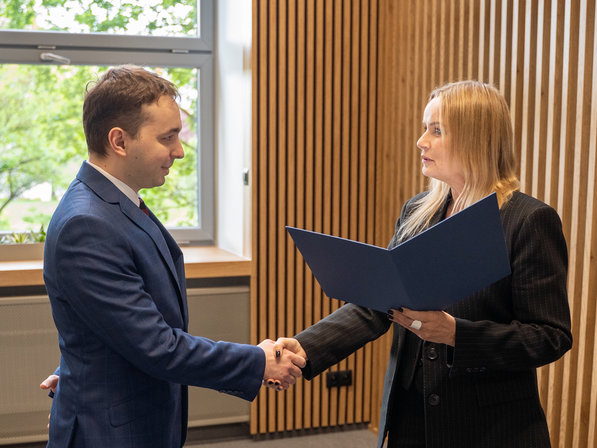 Wybrani w minioną niedzielę radni dzielnicowi z Kopernika uroczyście zainaugurowali swoją kadencję. 13 maja w Urzędzie Miejskim listy gratulacyjne oraz zaświadczenia o wyborze do rady dzielnicy wręczyli im prezydent Gliwic Katarzyna Kuczyńska-Budka oraz przewodniczący Rady Miasta Gliwice Marek Pszonak