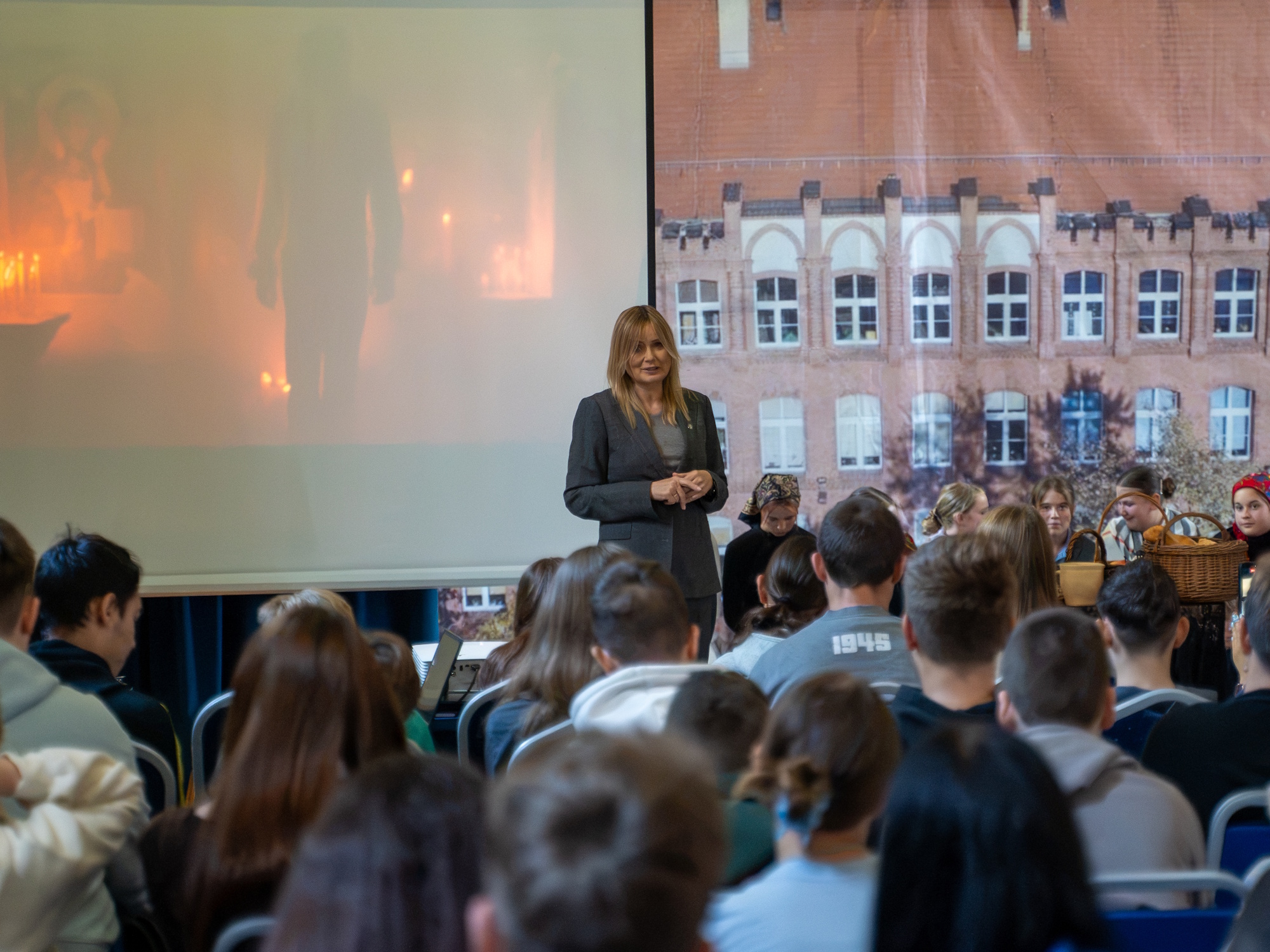 Kobieta występująca przed dziećmi