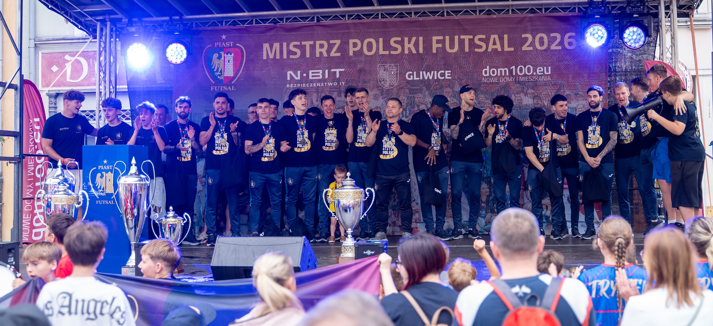 Drużyna Piasta Gliwice Futsal na scenie