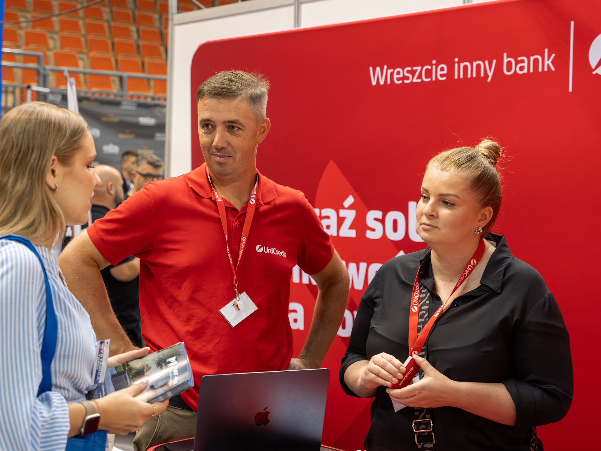 dwie kobiety i mężczyzna rozmawiają