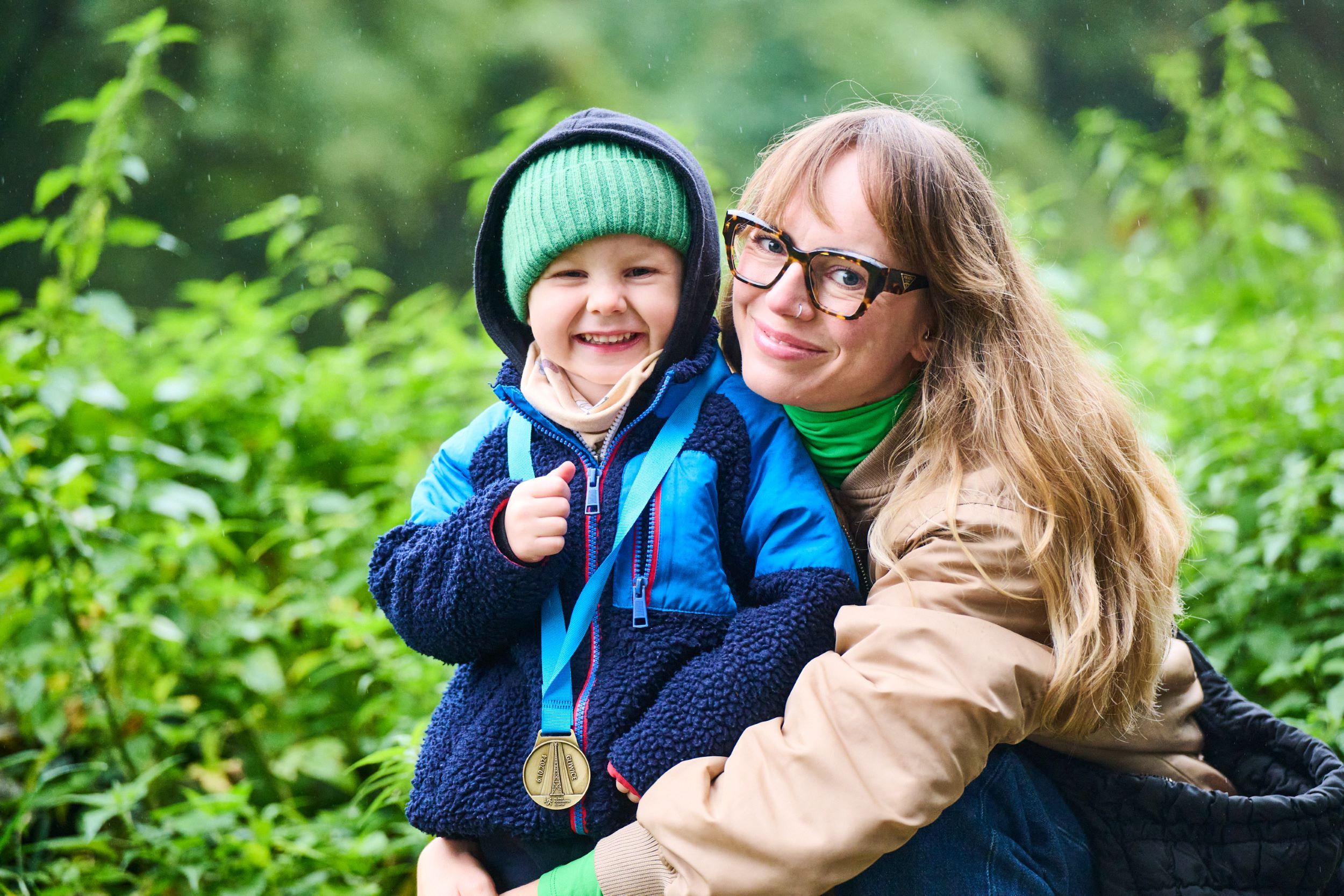 Mama z synkiem trzymającym medal